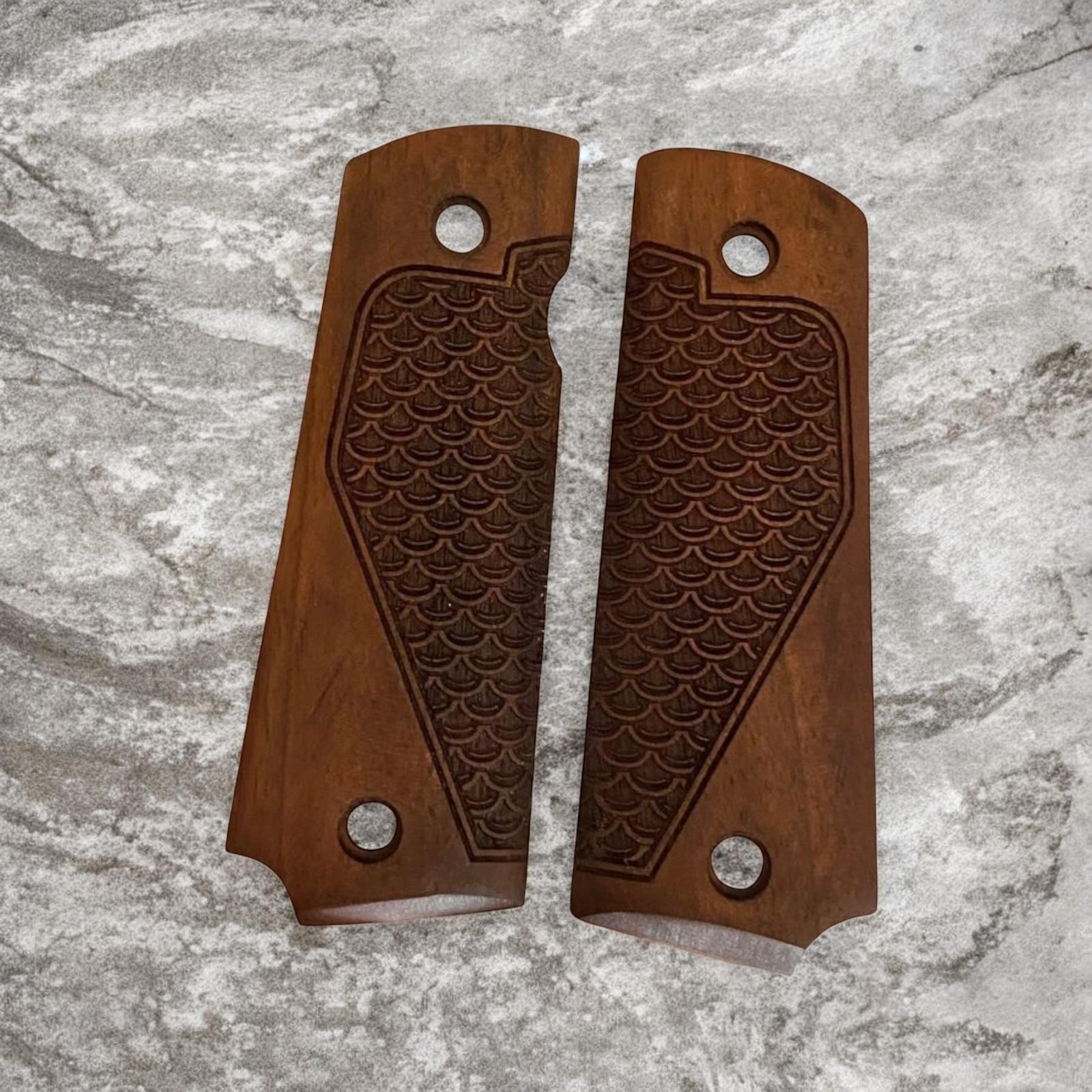 Model 1911 gravürlü fırınlamış ceviz kabze