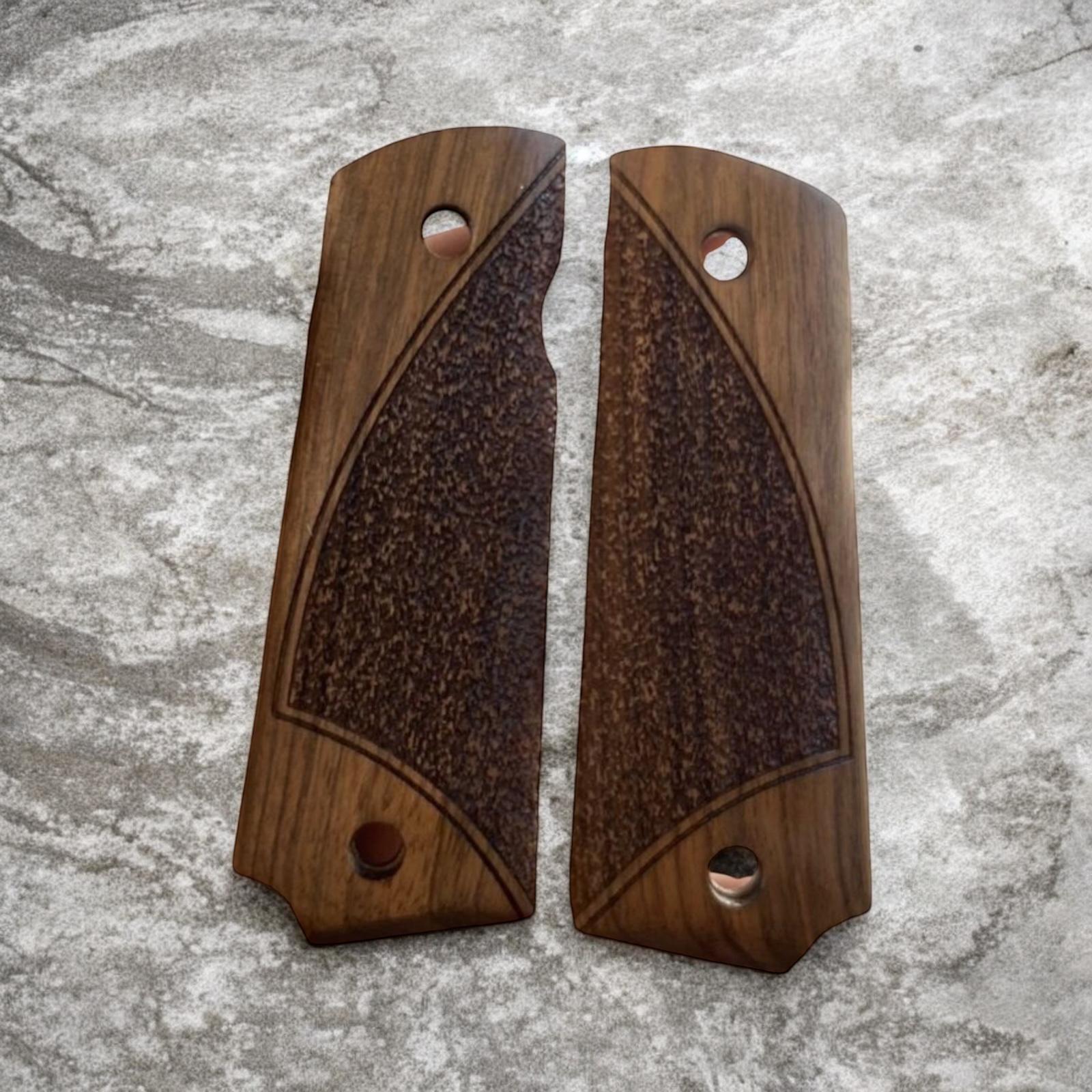 Model 1911 gravürlü fırınlamış ceviz kabze