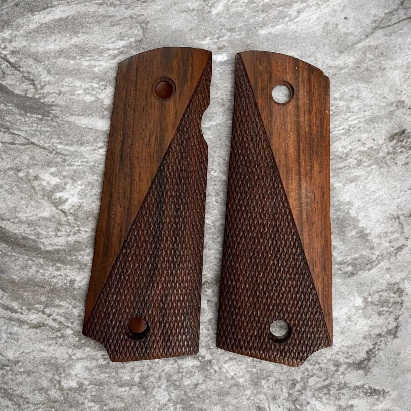 Model 1911 gravürlü fırınlamış ceviz kabze