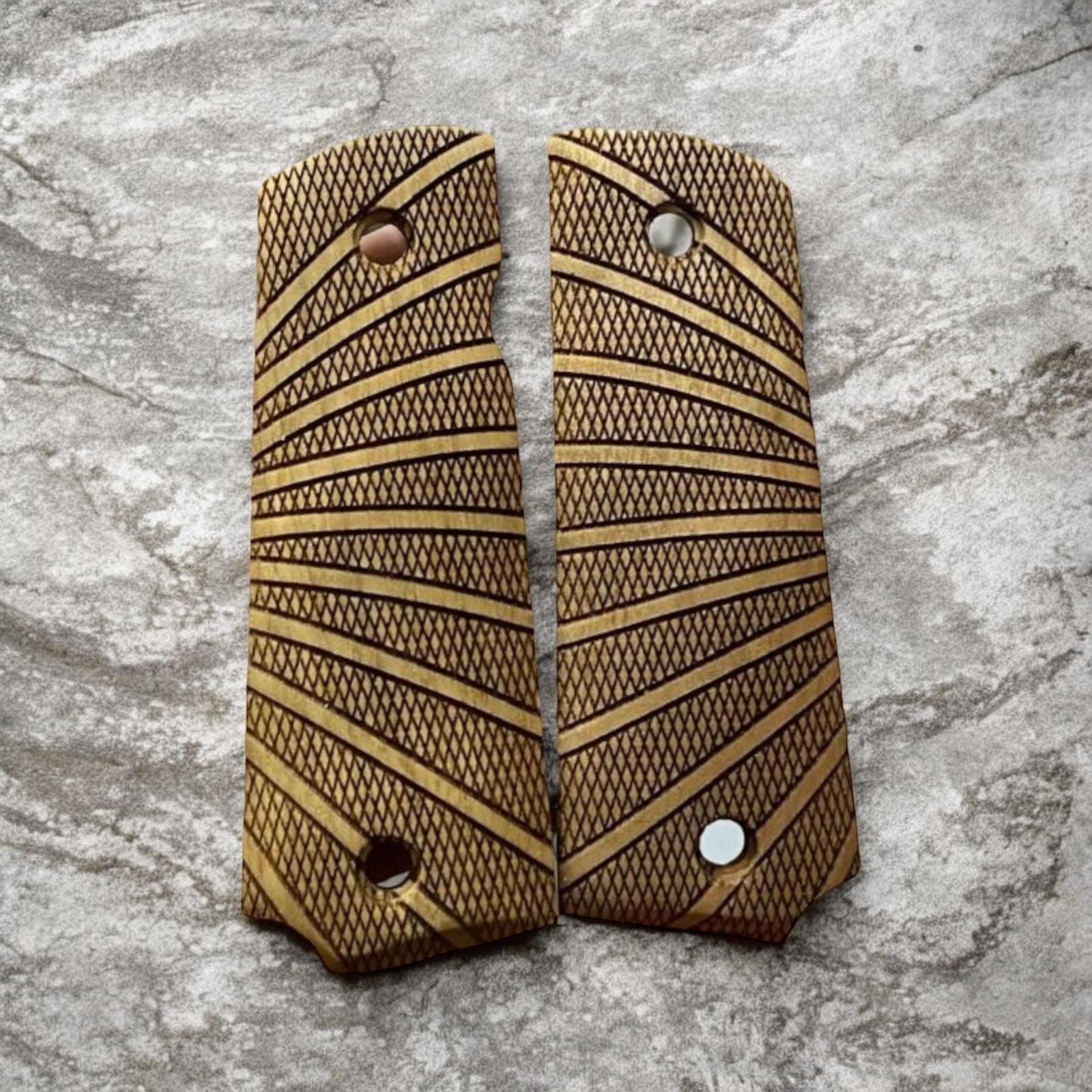 Model 1911 gravürlü fırınlamış ceviz kabze