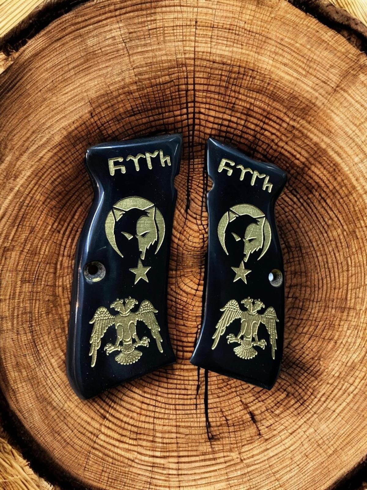 Türk yazılı, Selçuklu kartalı ve kurt başı işlemeli siyah sedef kabze