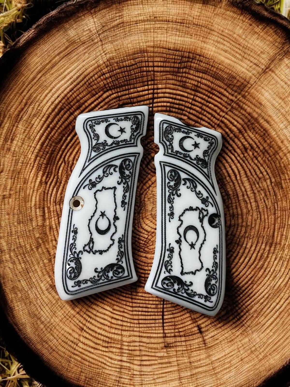 Türkiye haritası ve ay yıldız işlemeli beyaz sedef kabze