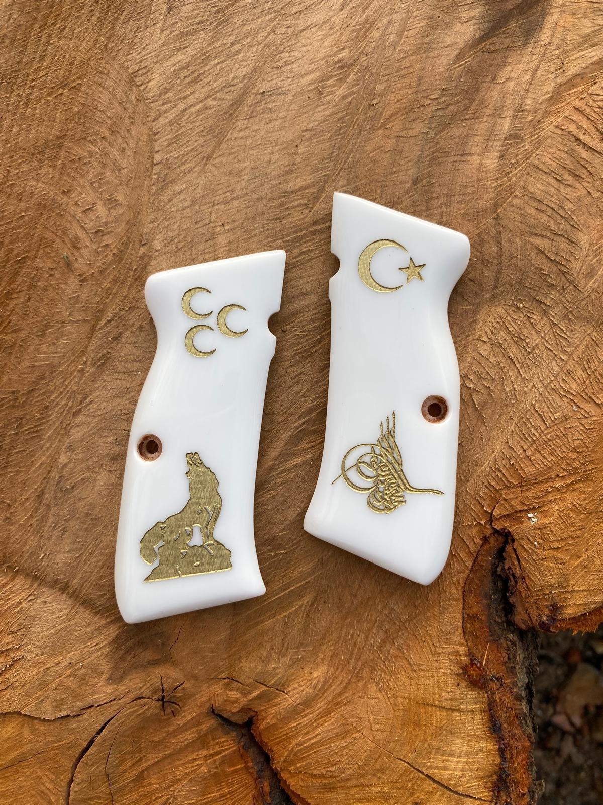 Üç hilal bozkurt ve osmanlı tuğrası işlemeli beyaz sedef kabze