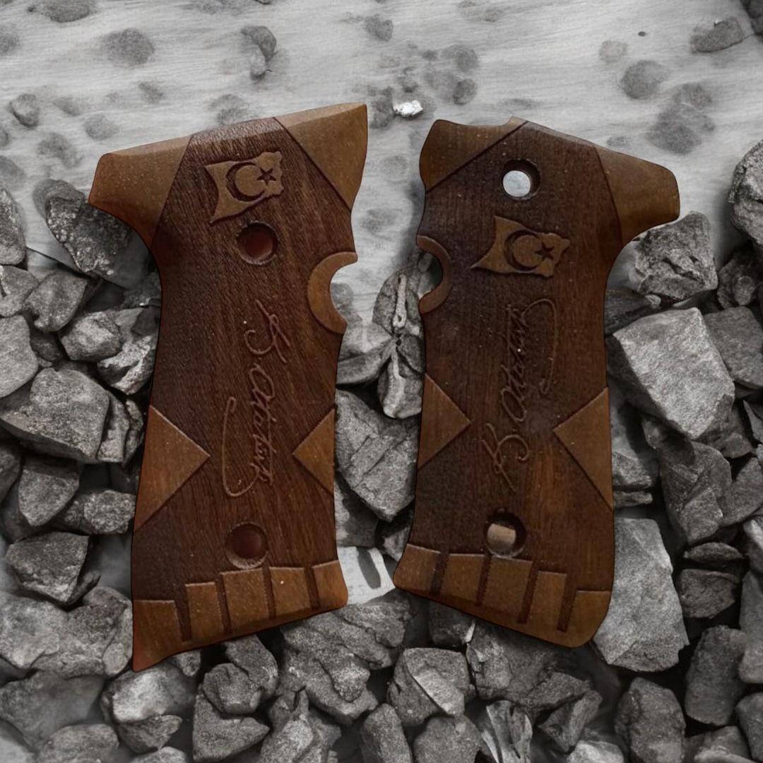 Yavuz K. Atatürk imzalı ve bayrak işlemeli fırınlanmış ceviz kabze