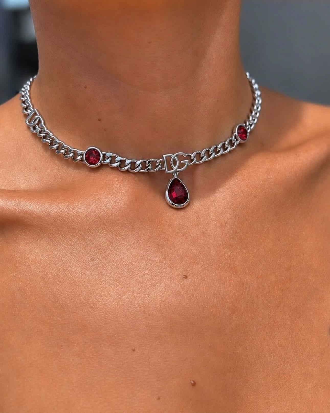 Kırmızı Damla Taşlı Logolu Choker Kolye
