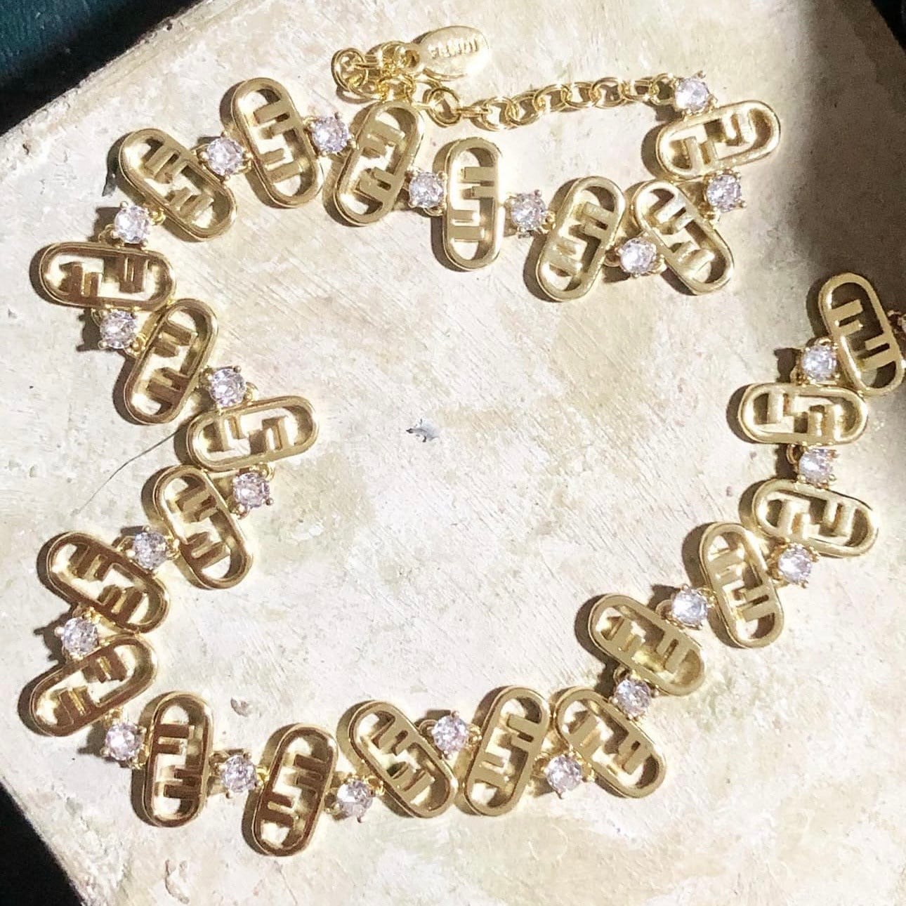 Marka Logolu Taşlı Gold Kolye