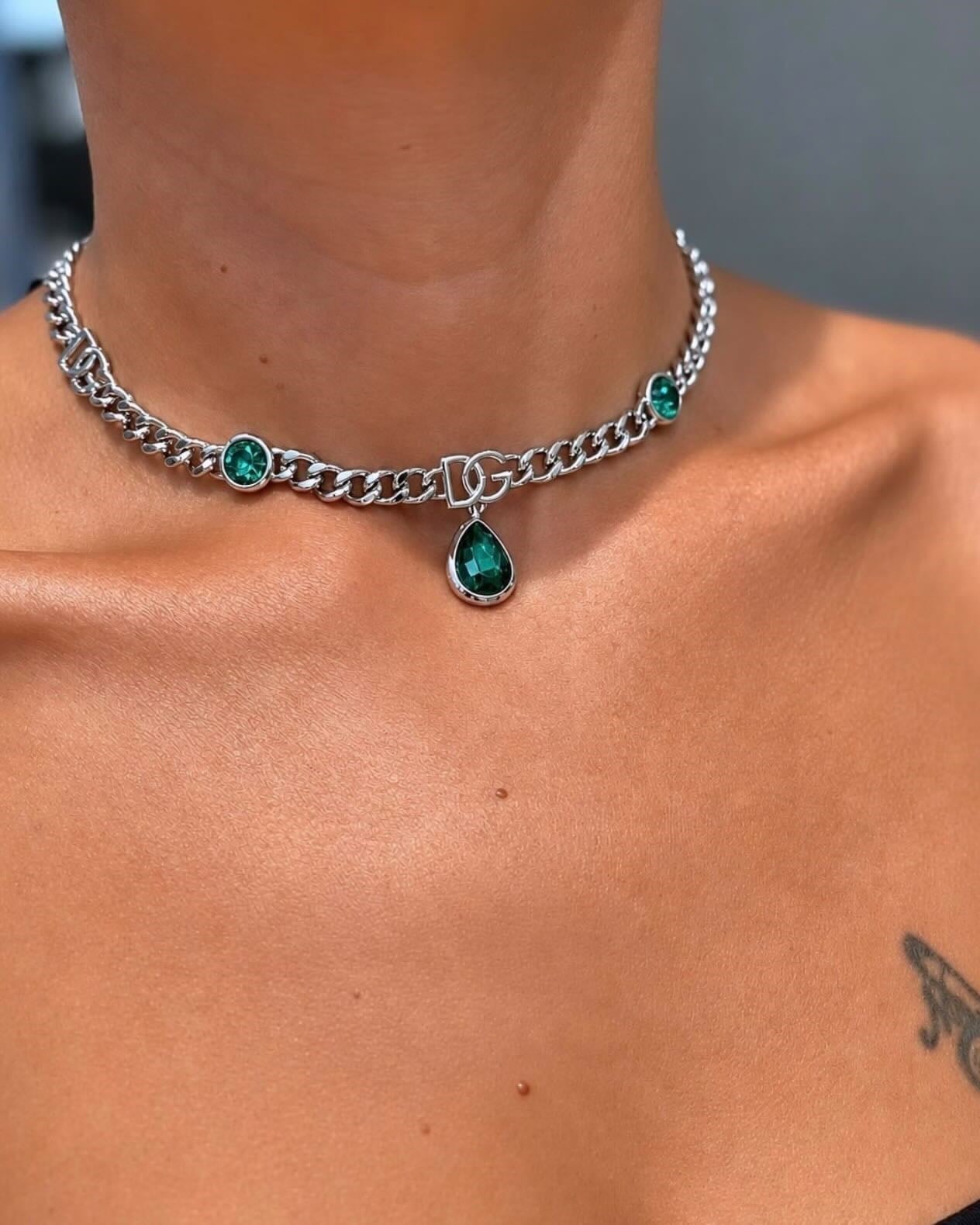Yeşil Damla Taşlı Logolu Choker Kolye