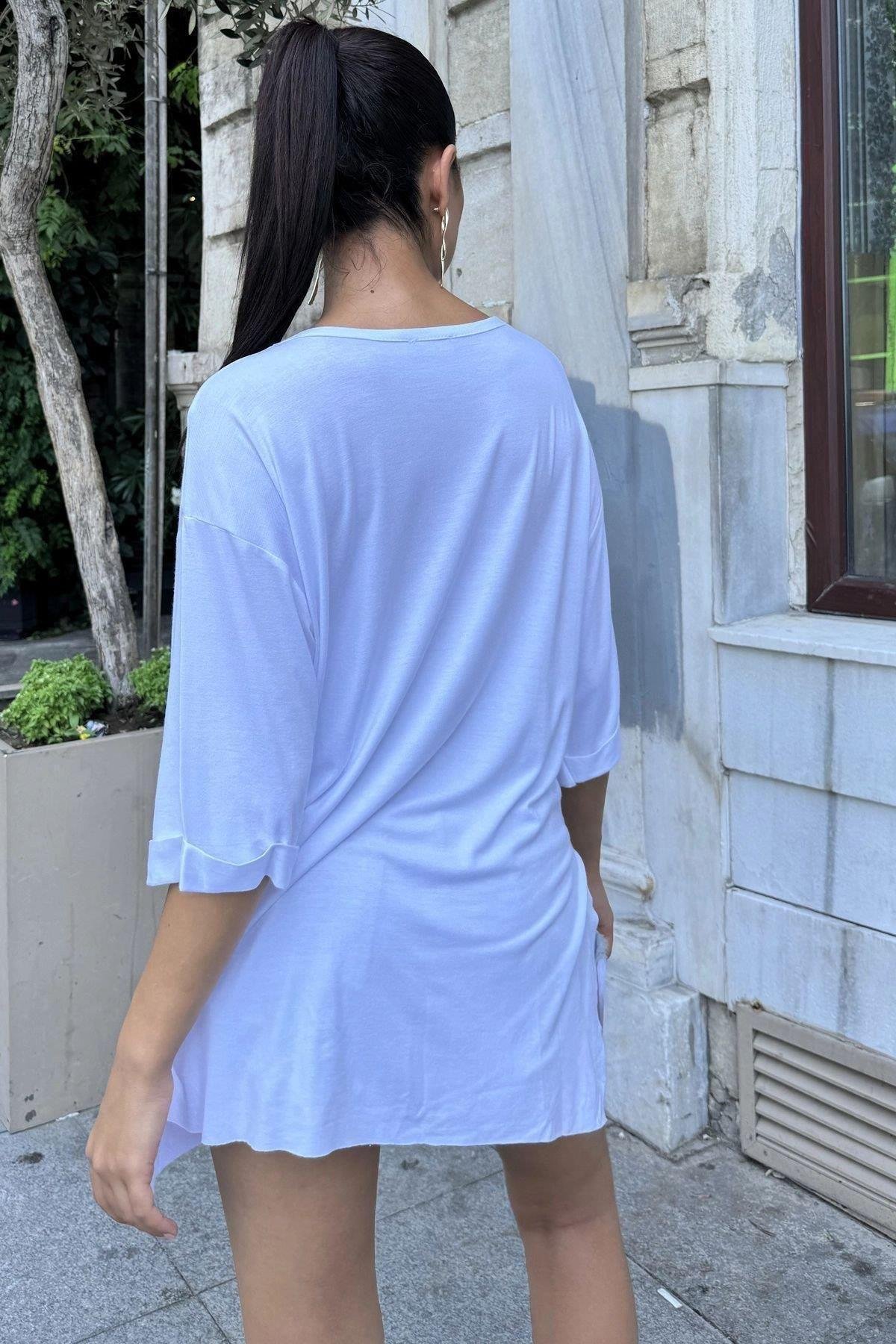 Kadın Beyaz Salaş Bisiklet Yaka Yırtmaçlı Basic T-shirt - 700-3241