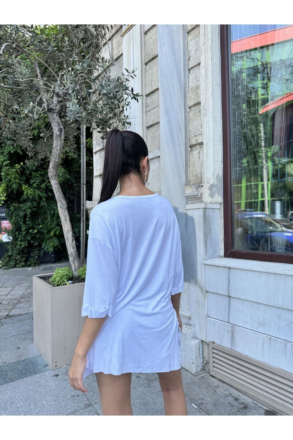 Kadın Beyaz Salaş Bisiklet Yaka Yırtmaçlı Basic T-shirt - 700-3241
