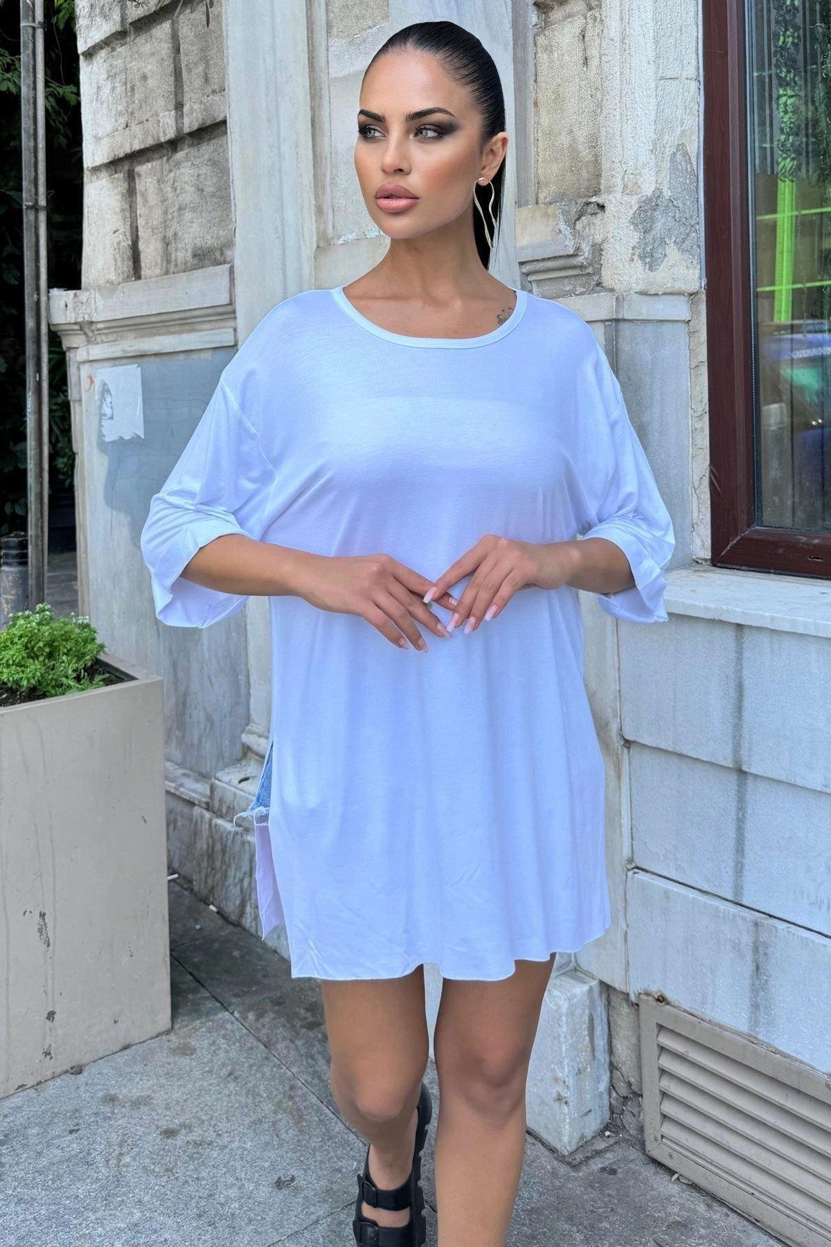 Kadın Beyaz Salaş Bisiklet Yaka Yırtmaçlı Basic T-shirt - 700-3241