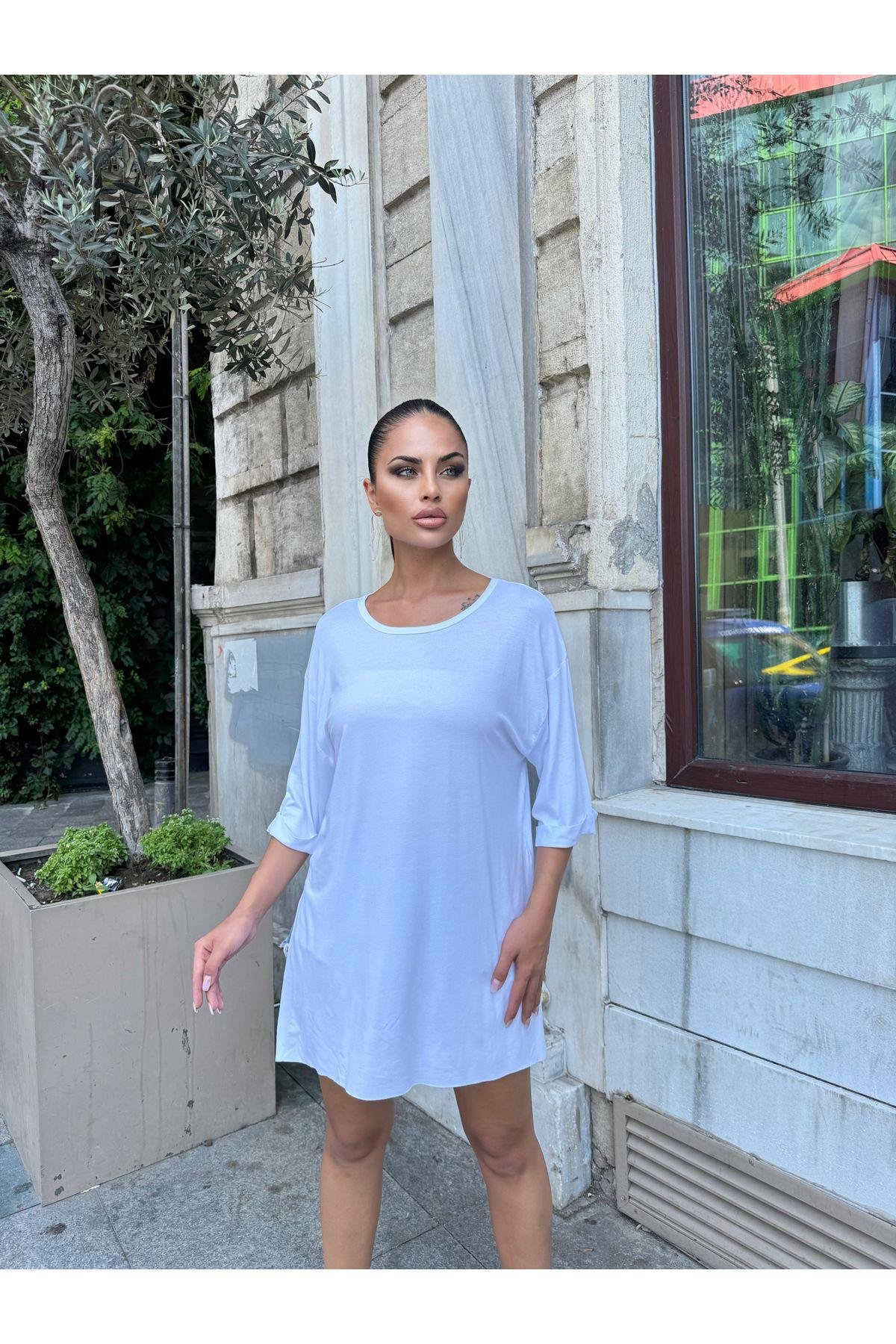 Kadın Beyaz Salaş Bisiklet Yaka Yırtmaçlı Basic T-shirt - 700-3241