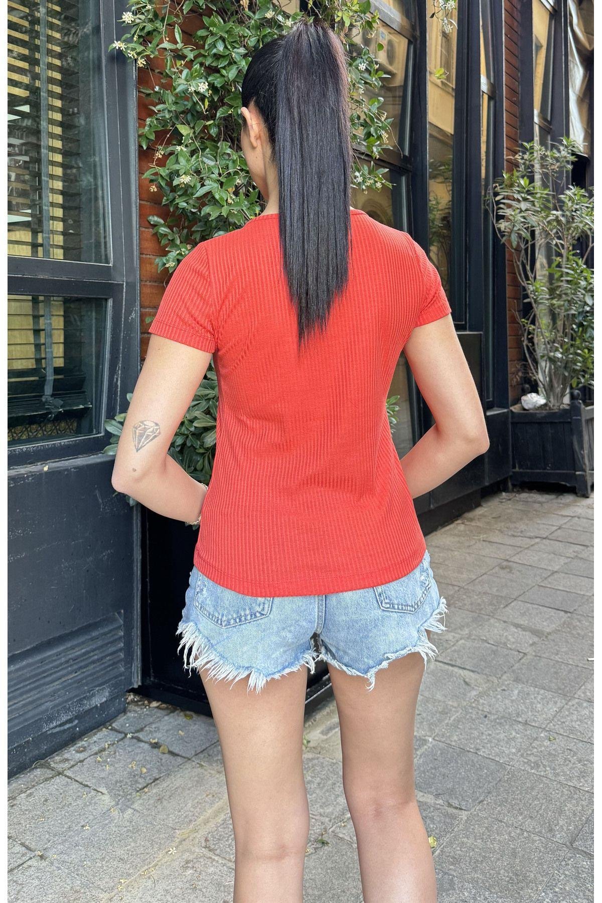 Kadın Kırmızı Yaka Fermuar Detaylı T-shirt - 700-k4023
