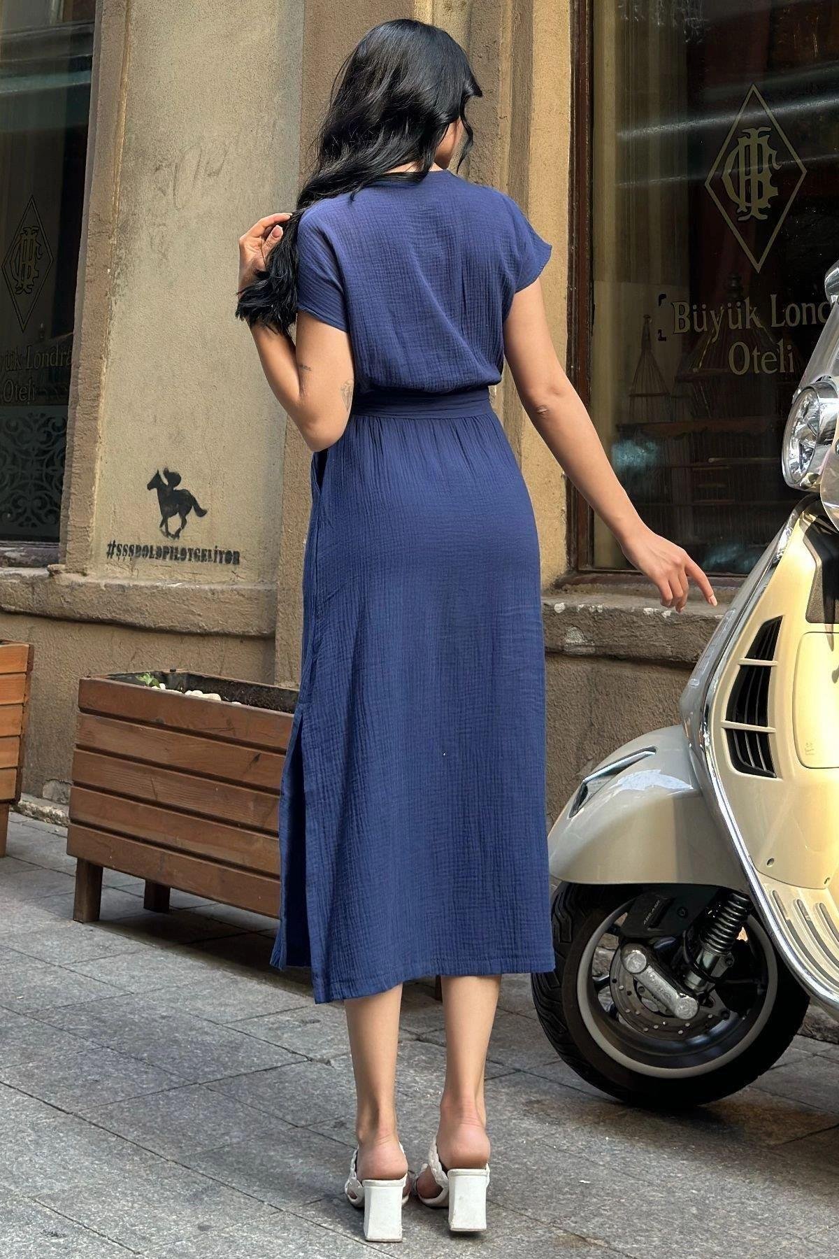 Kadın Müslin Lacivert Kruvaze Yaka Beli Lastikli Midi Boy Elbise - 700-3612