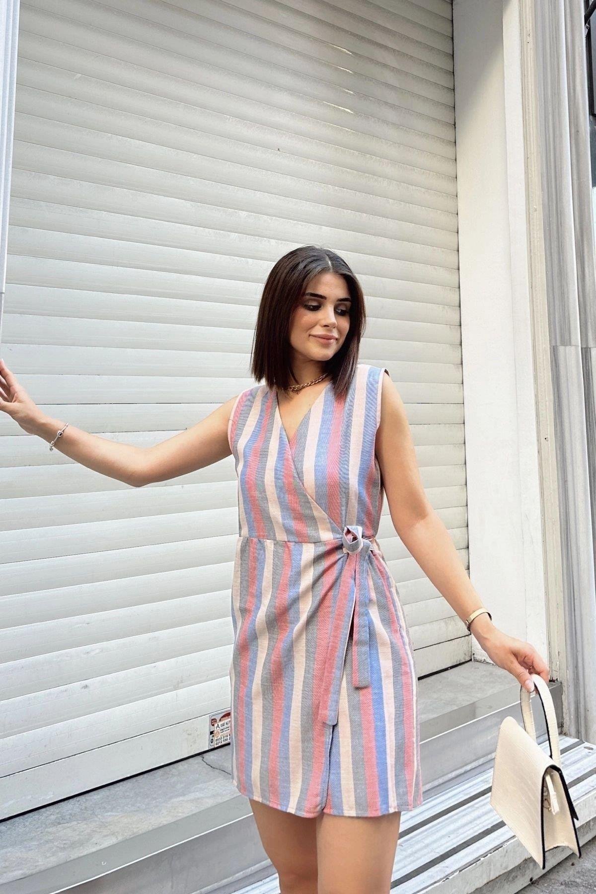 Kadın Saks Kırmızı Çizgili Kruvaze Yaka Kapaklı Bagcıklı Keten Kısa Tulum - 700-3409