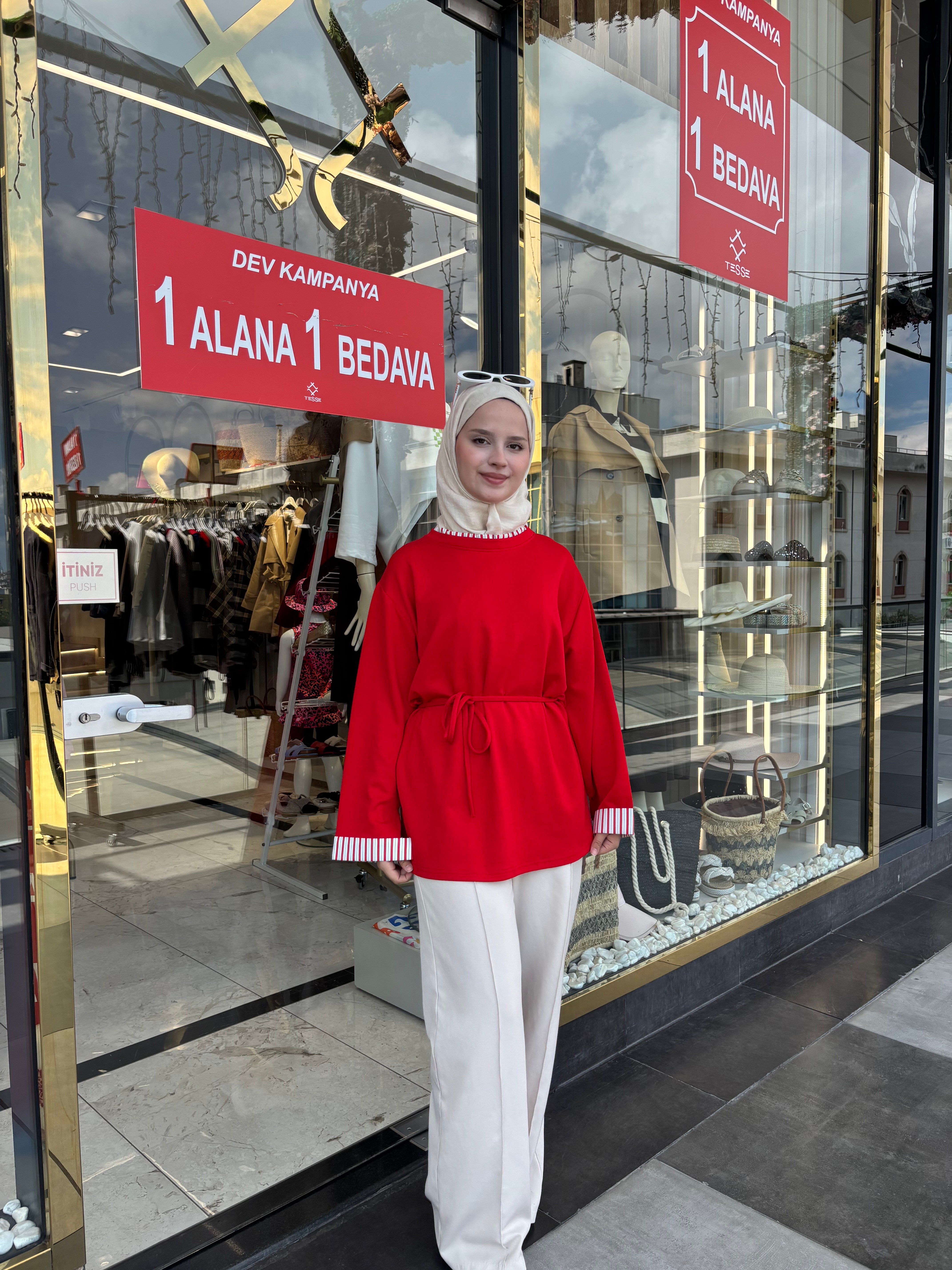 YAKA VE KOL DETAYLI KIRMIZI SWEETSHIRT