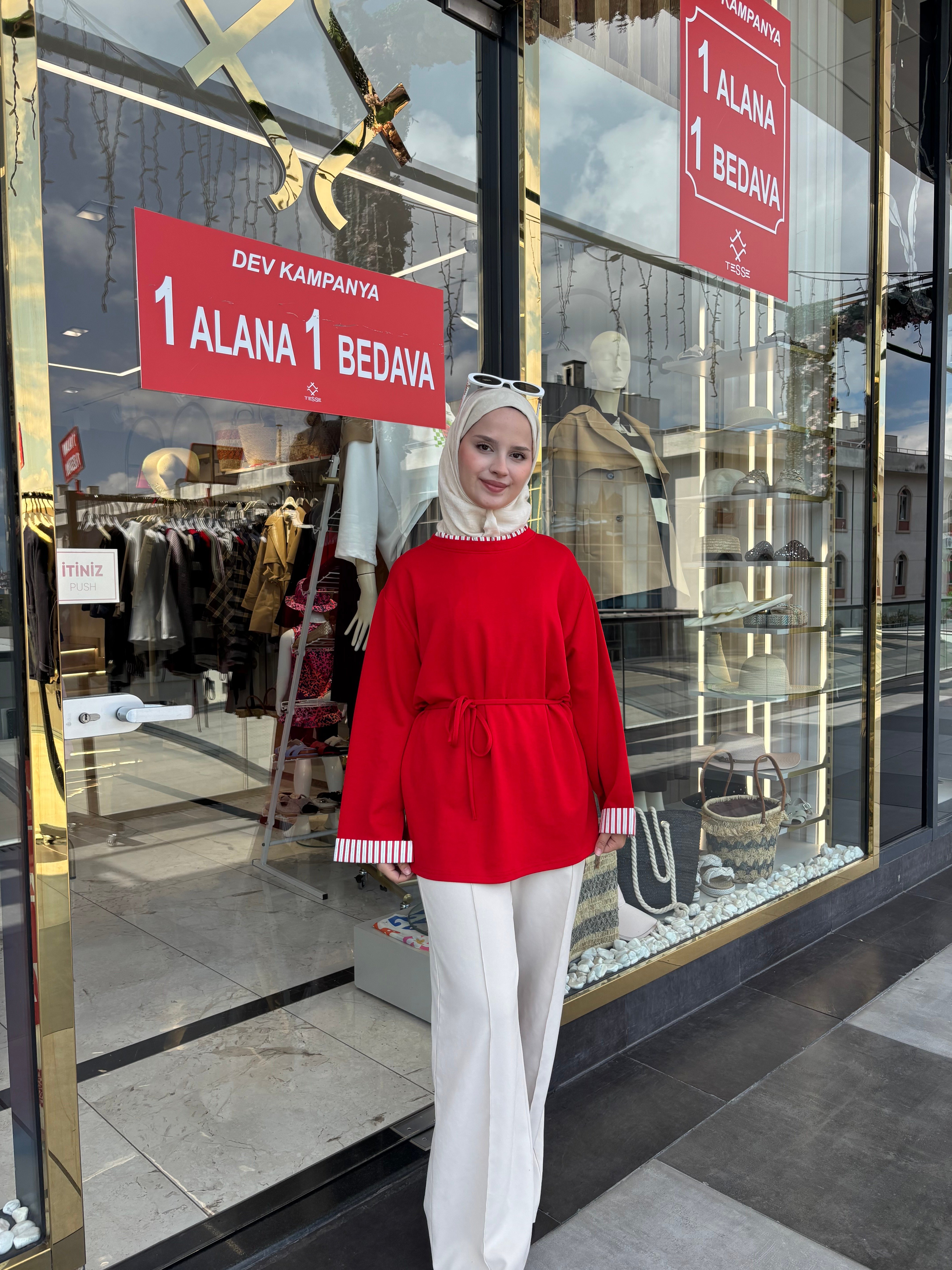 YAKA VE KOL DETAYLI KIRMIZI SWEETSHIRT