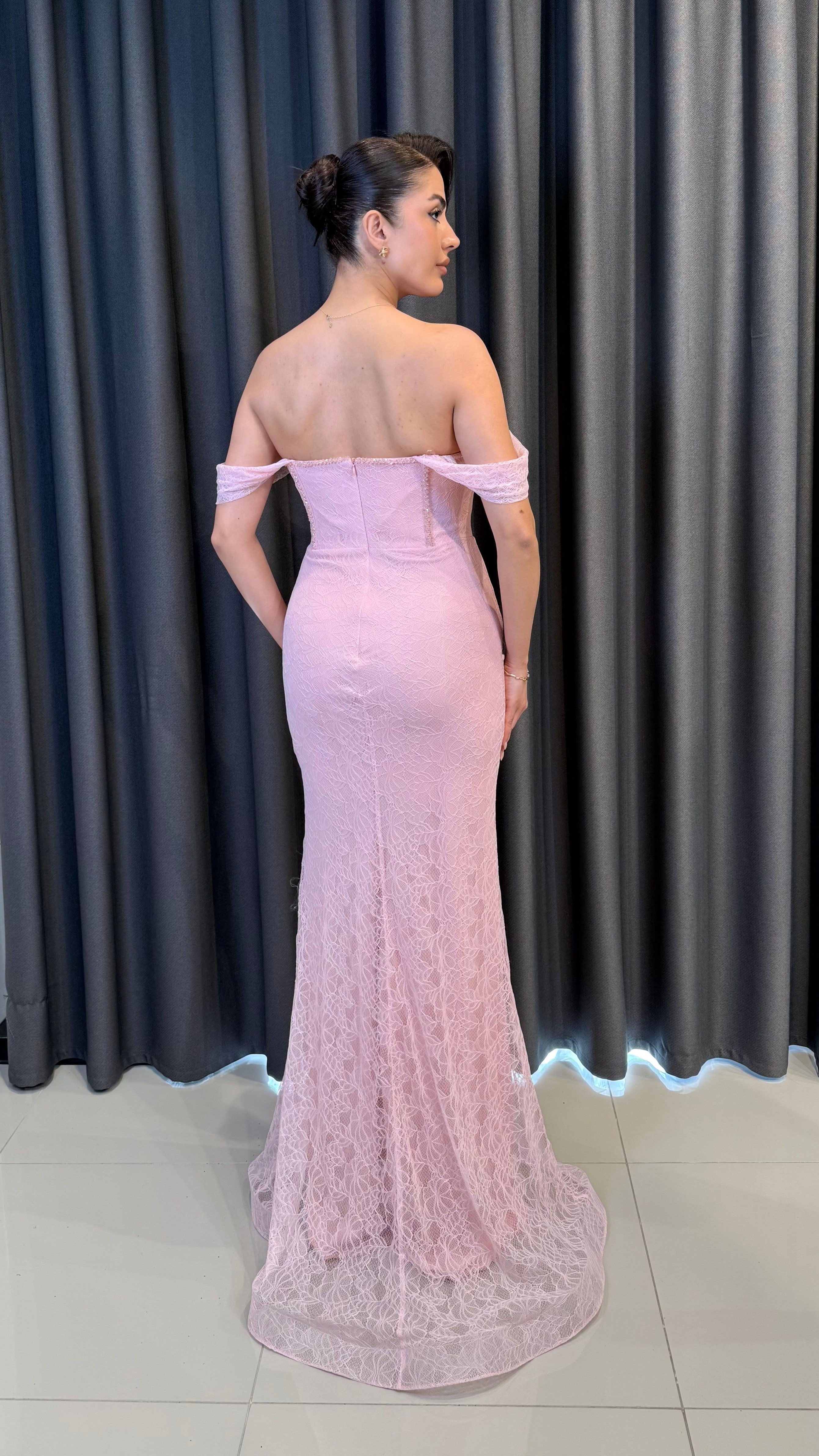 Düşük Omuz Dantelli Yırtmaçlı  pembe Abiye