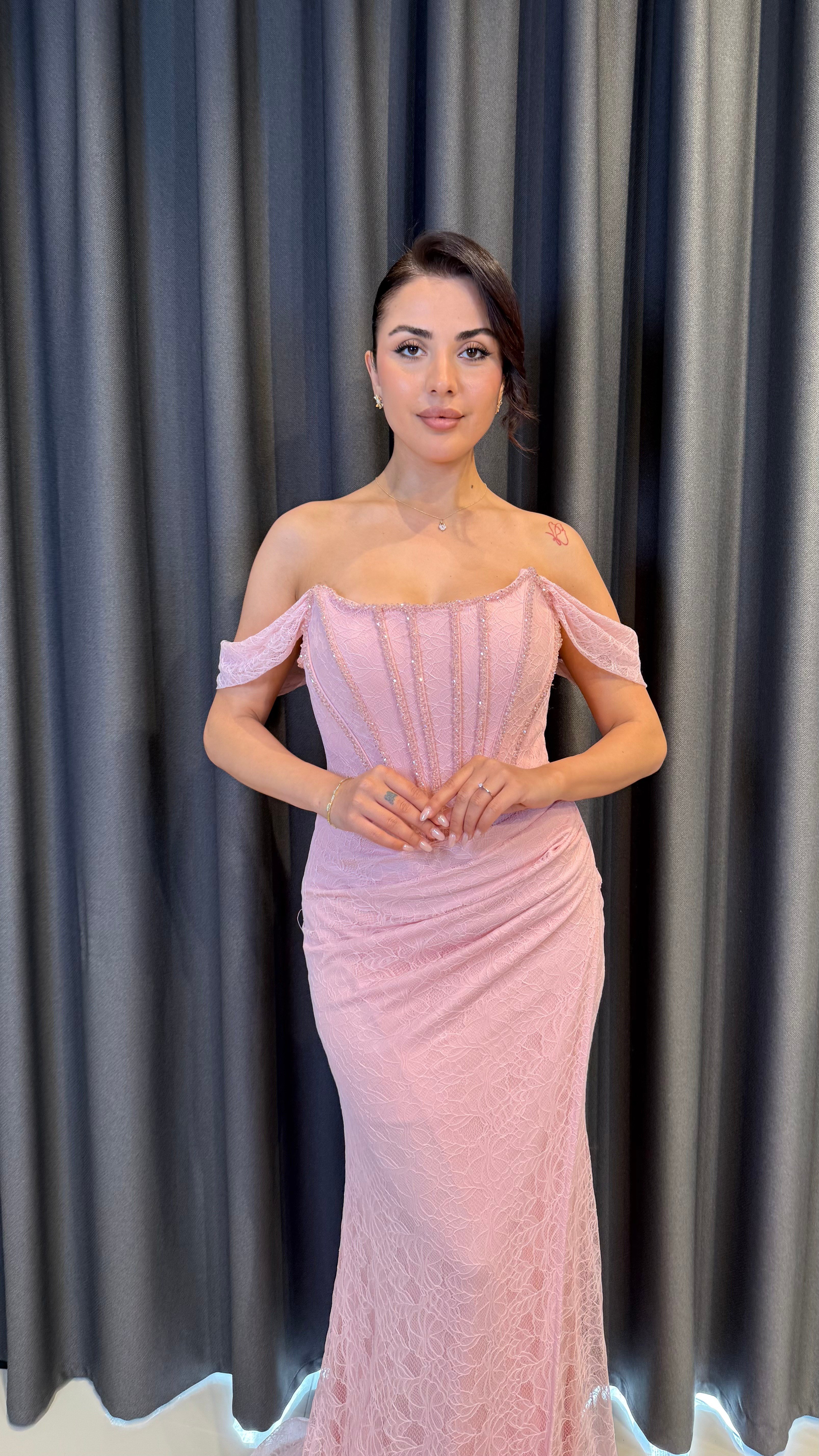 Düşük Omuz Dantelli Yırtmaçlı  pembe Abiye