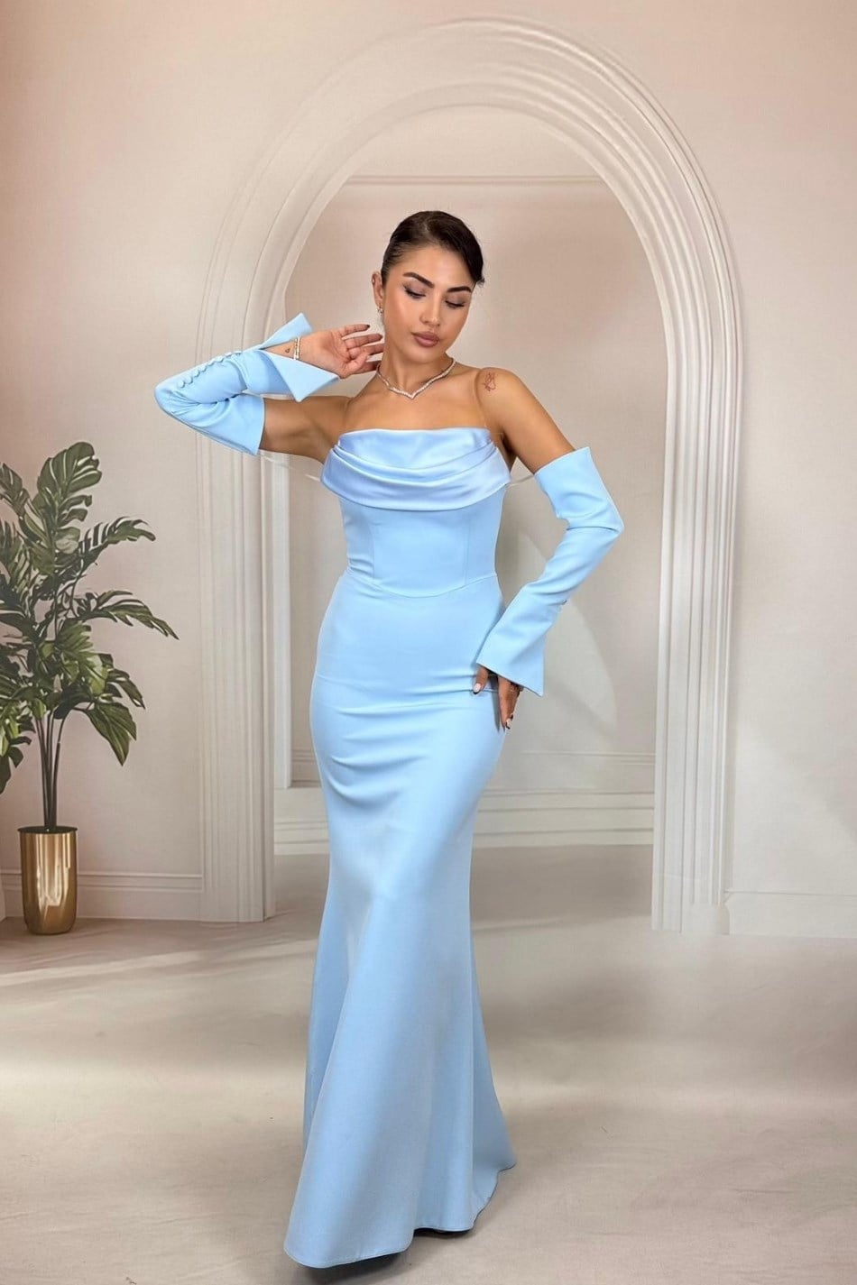 Eldiven Detaylı Straplez Drapeli Bebe Mavisi Abiye Elbise
