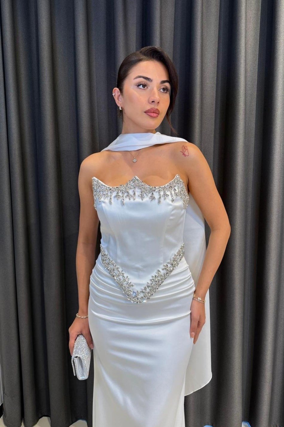 Göğüs ve Bel Hattı Taş İşlemeli Straplez Beyaz Abiye