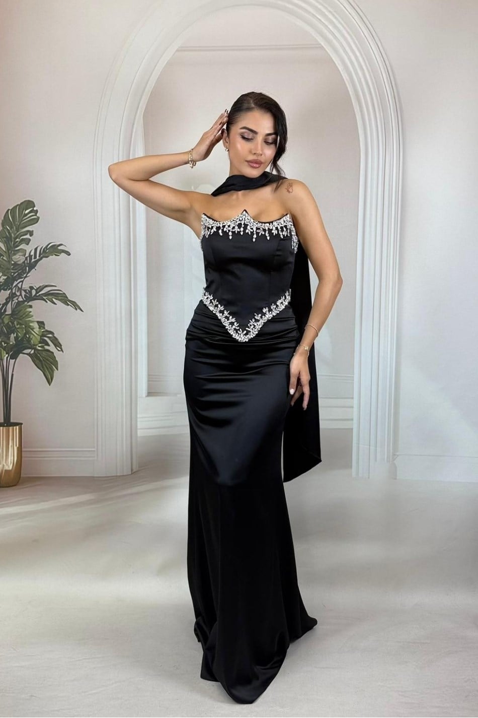 Göğüs ve Bel Hattı Taş İşlemeli Straplez Siyah Abiye