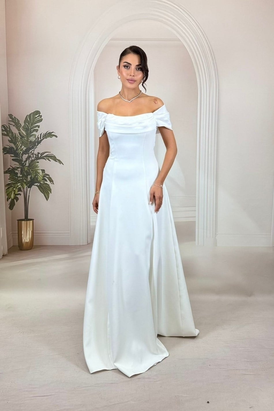 Helen Model Düşük Omuzlu Krep Beyaz Abiye Elbise