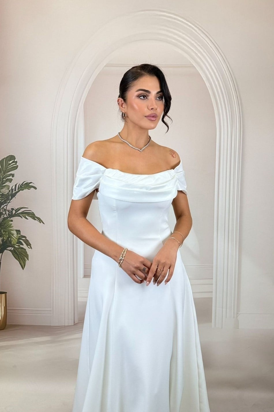Helen Model Düşük Omuzlu Krep Beyaz Abiye Elbise