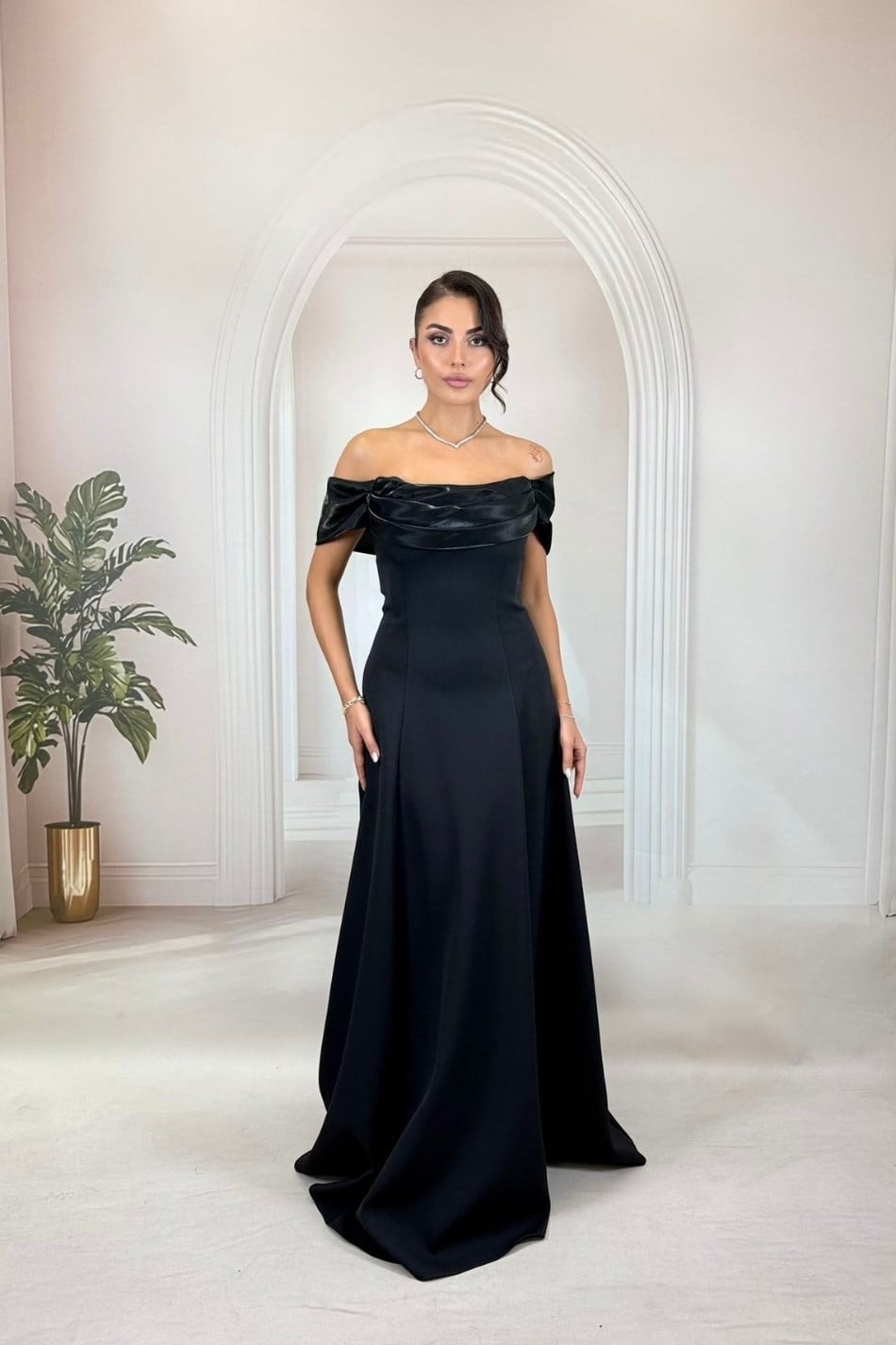 Helen Model Düşük Omuzlu Krep Siyah Abiye Elbise