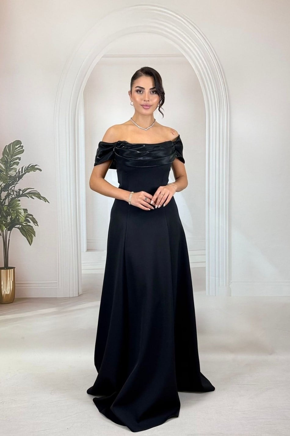 Helen Model Düşük Omuzlu Krep Siyah Abiye Elbise