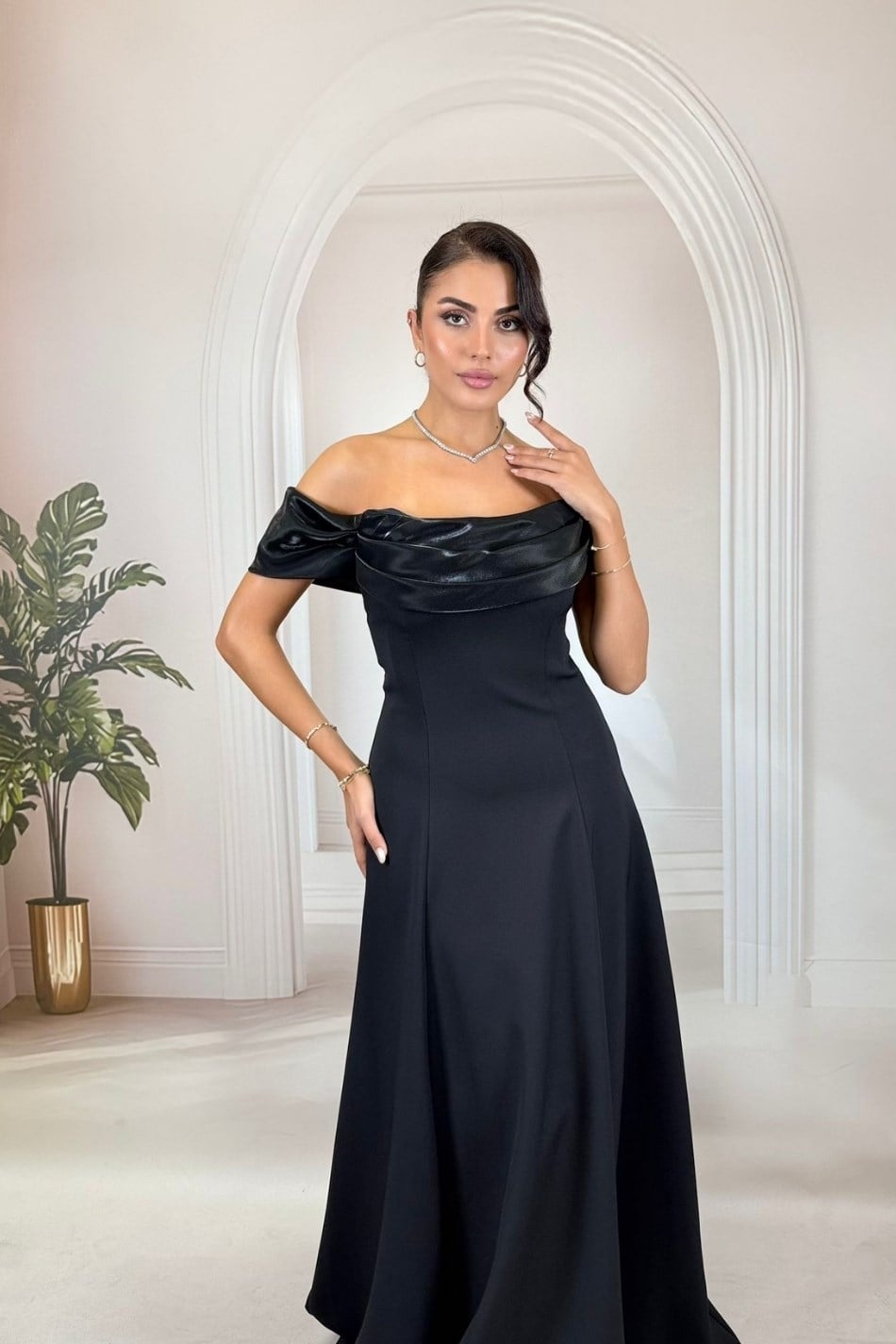 Helen Model Düşük Omuzlu Krep Siyah Abiye Elbise