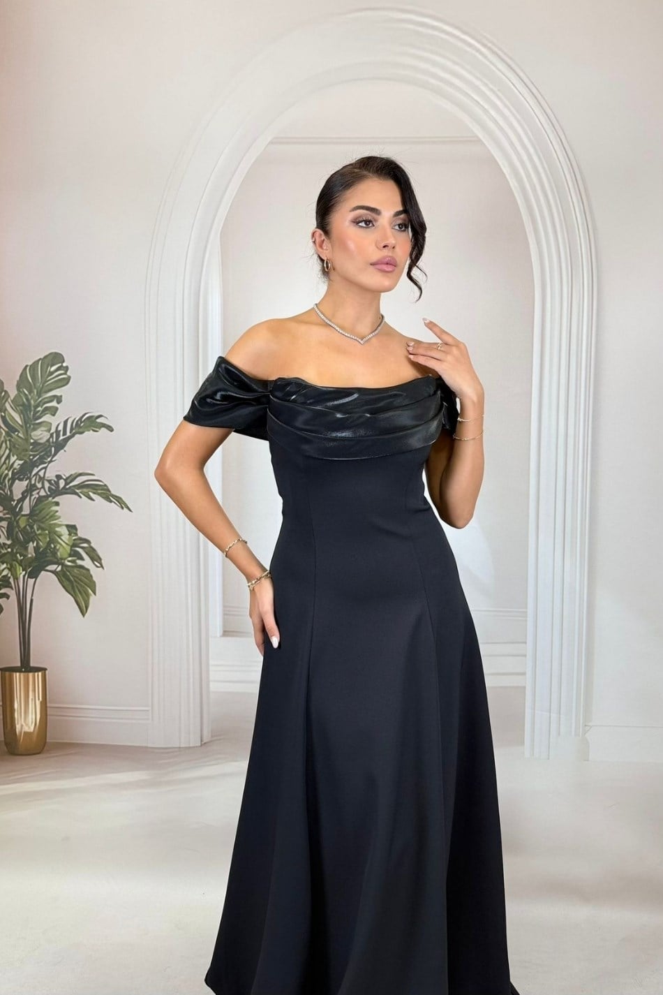 Helen Model Düşük Omuzlu Krep Siyah Abiye Elbise
