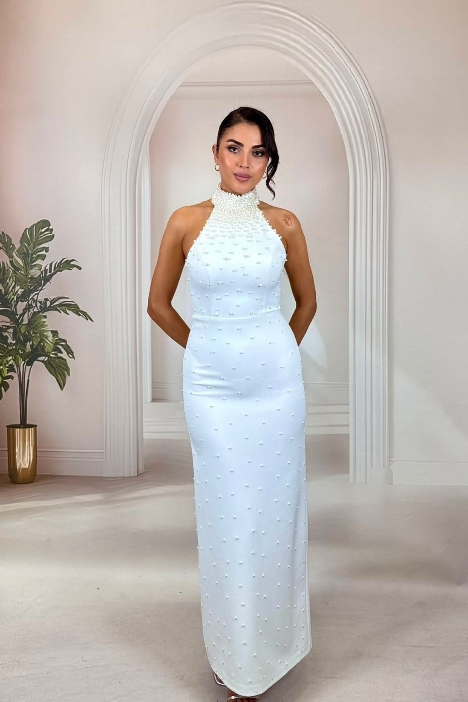 İnci İşlemeli Halter Yaka Beyaz Maxi Boy Abiye Elbise