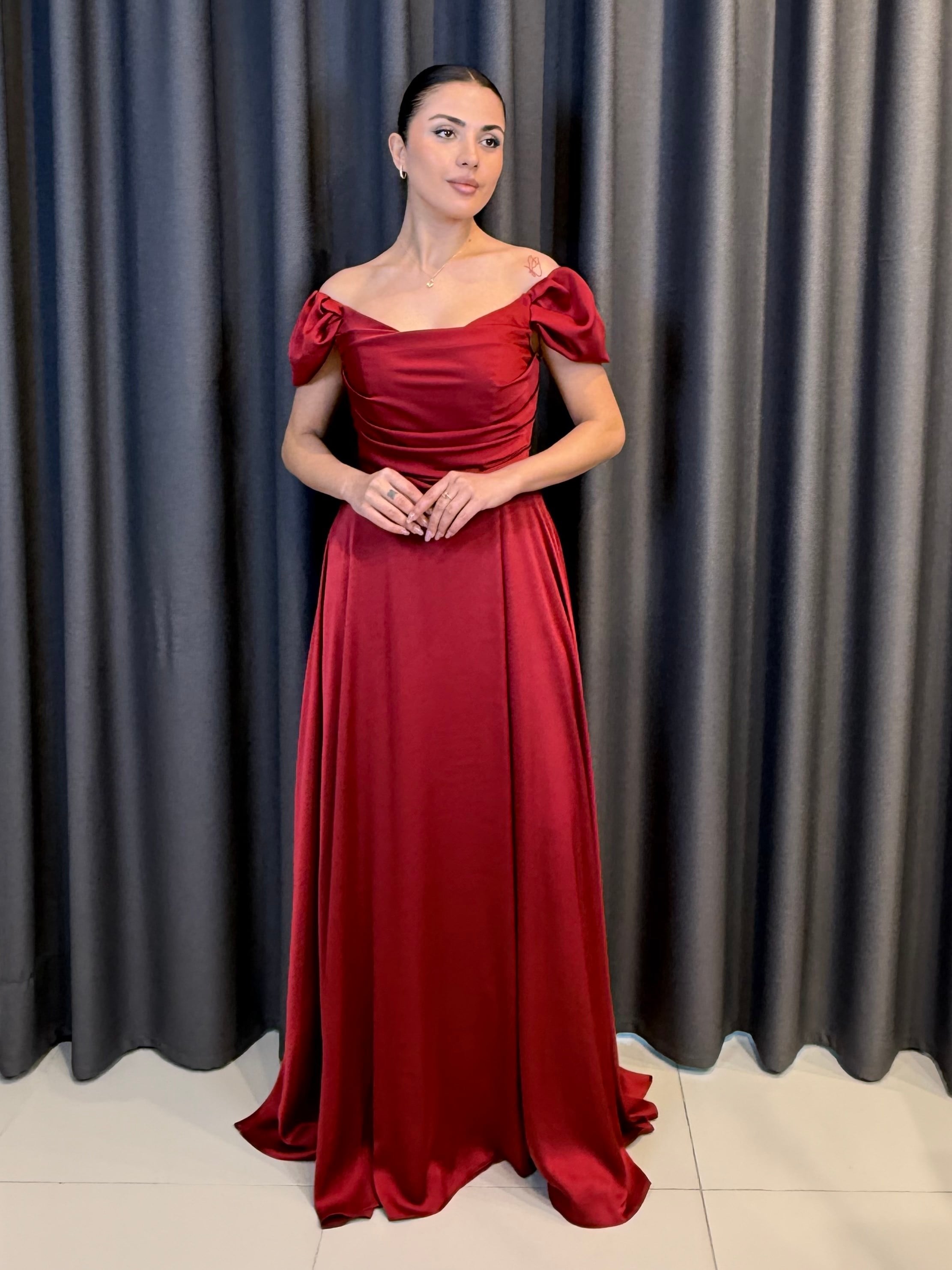 Kırmızı Saten Düşük Omuz Drape Detaylı Uzun Abiye Elbise