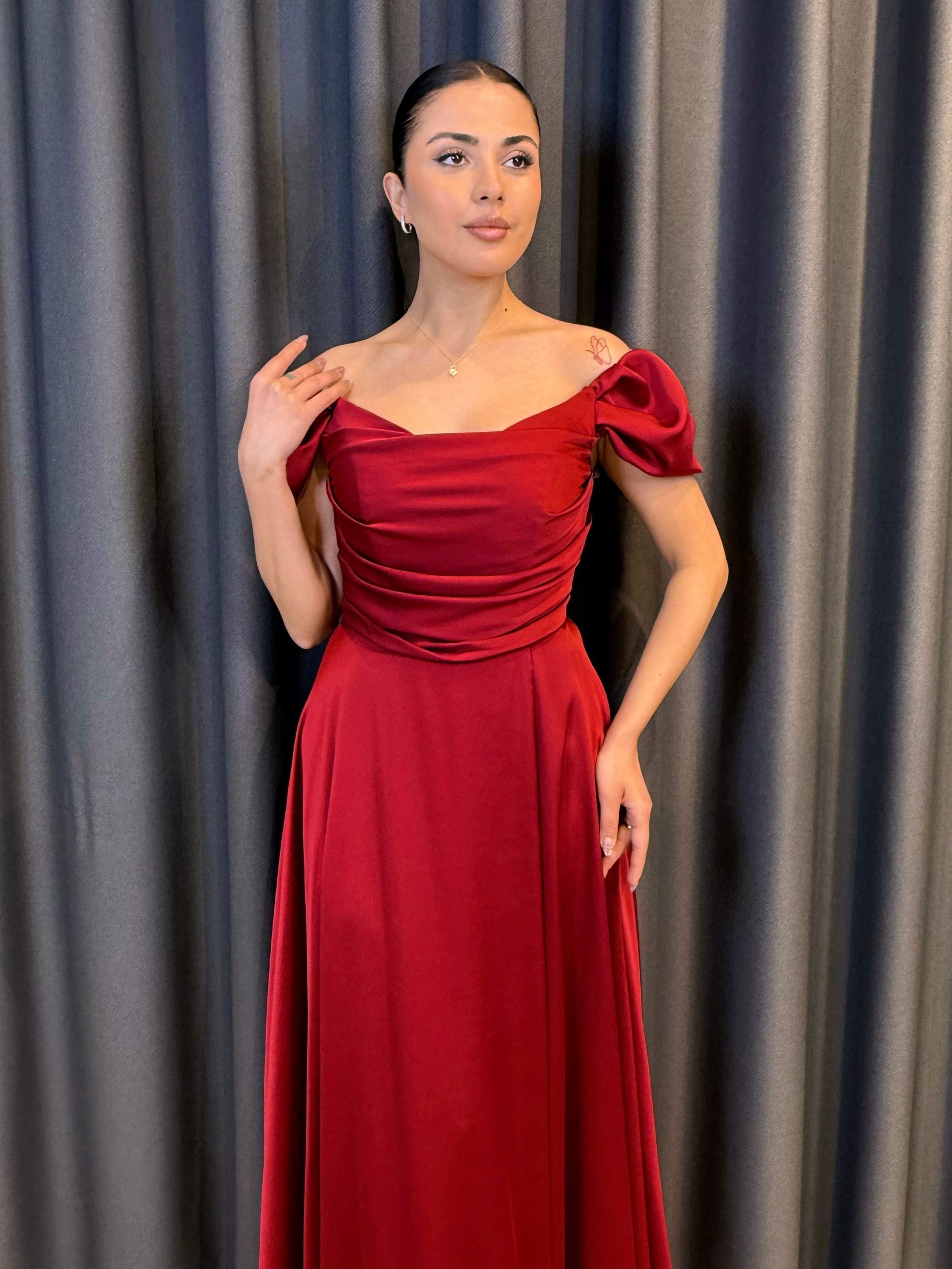 Kırmızı Saten Düşük Omuz Drape Detaylı Uzun Abiye Elbise