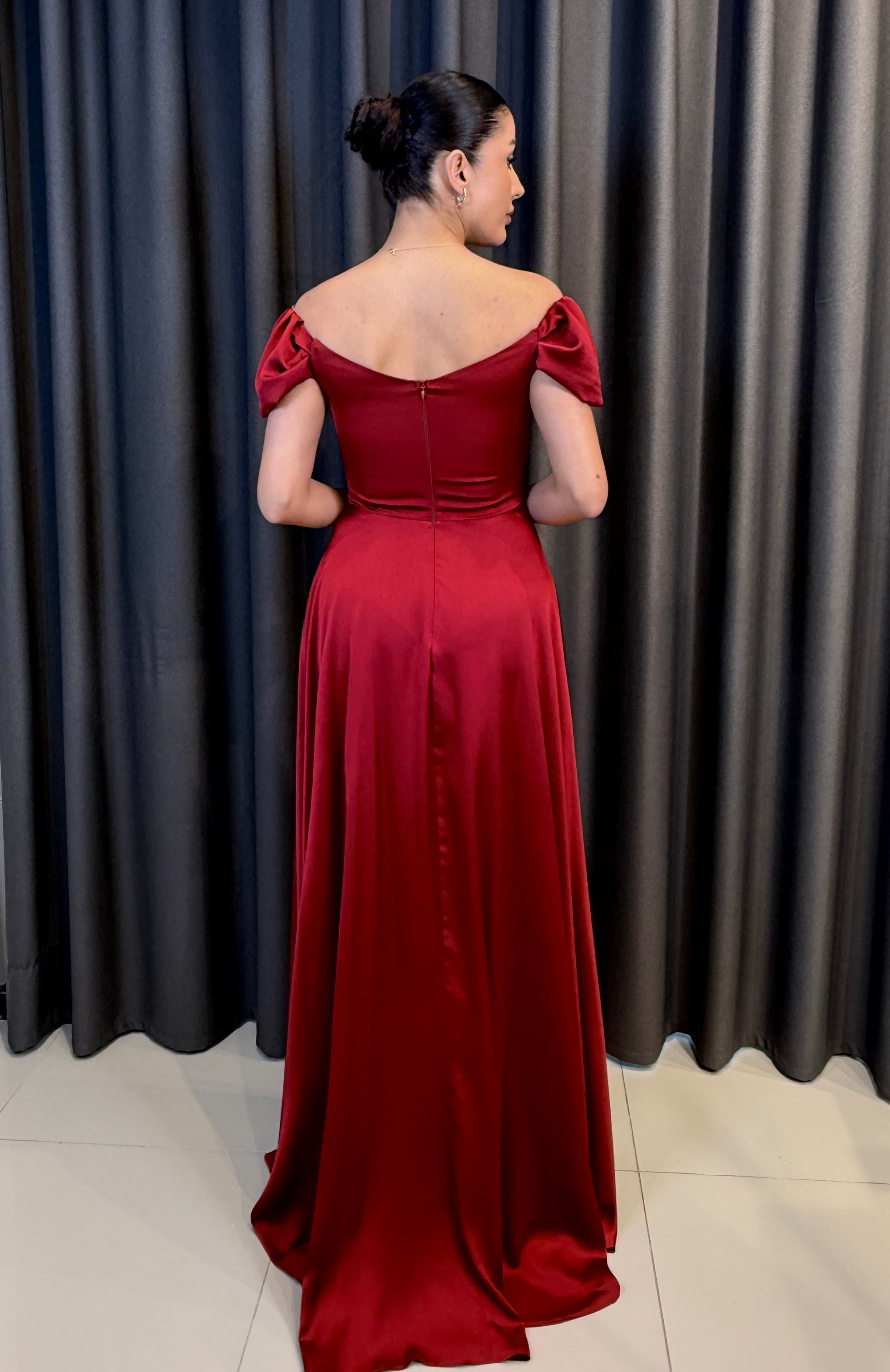 Kırmızı Saten Düşük Omuz Drape Detaylı Uzun Abiye Elbise