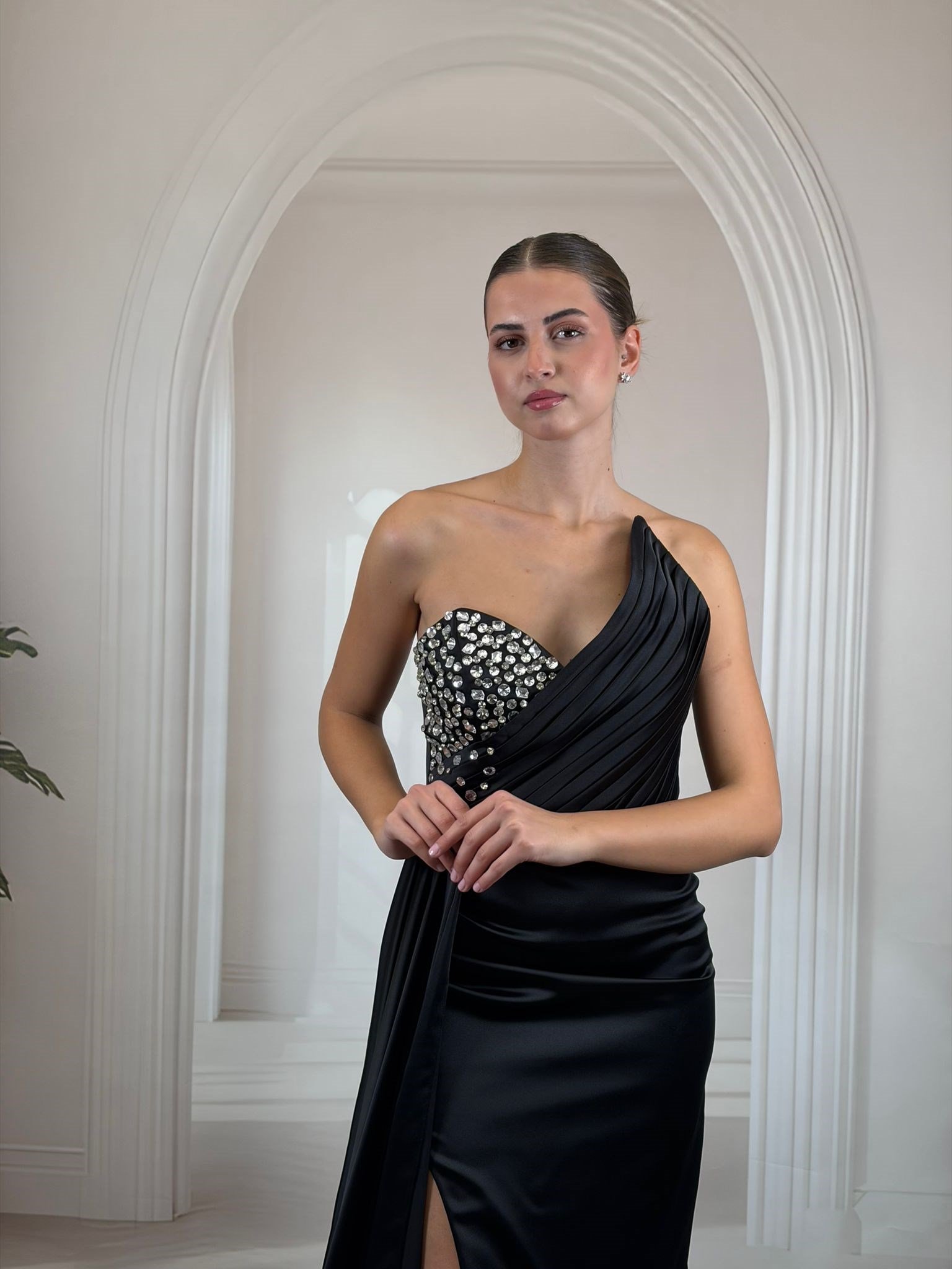 Kristal Detaylı ve Yırtmaçlı Siyah Saten Abiye