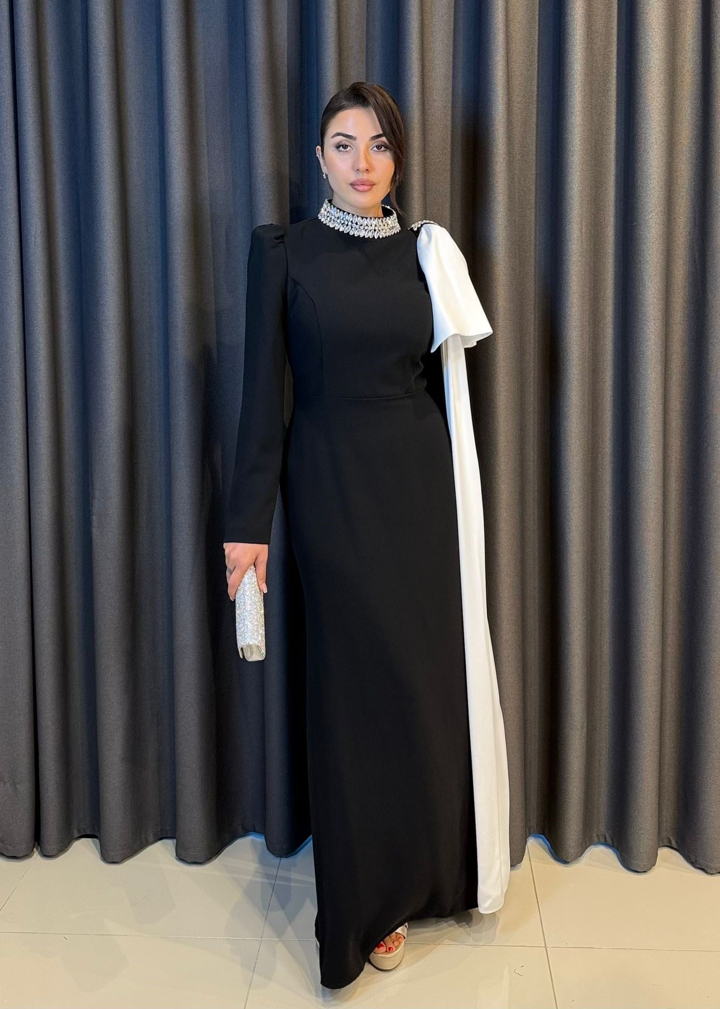 Kristal Taş İşlemeli Dik Yaka Uzun Kollu Siyah Krep Abiye
