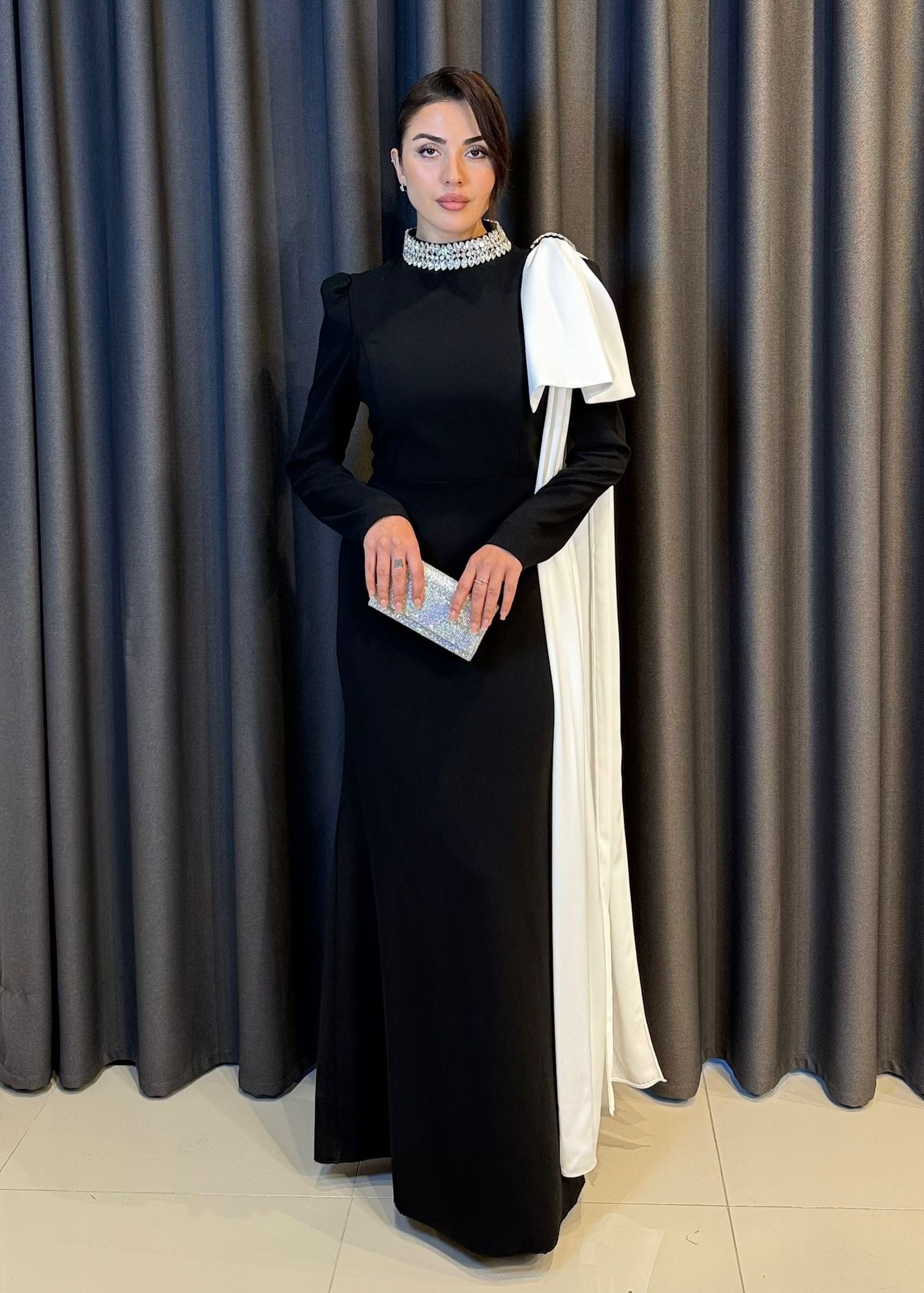 Kristal Taş İşlemeli Dik Yaka Uzun Kollu Siyah Krep Abiye