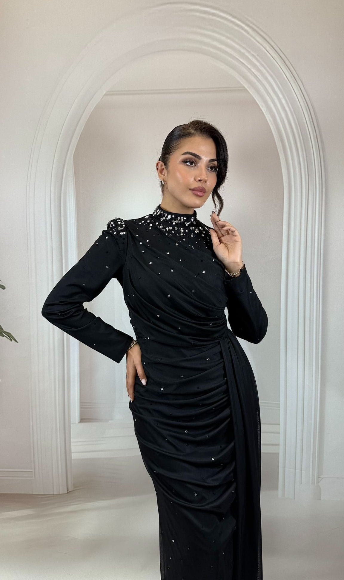 Kristal Taş İşlemeli Draperli Siyah Abiye Elbise