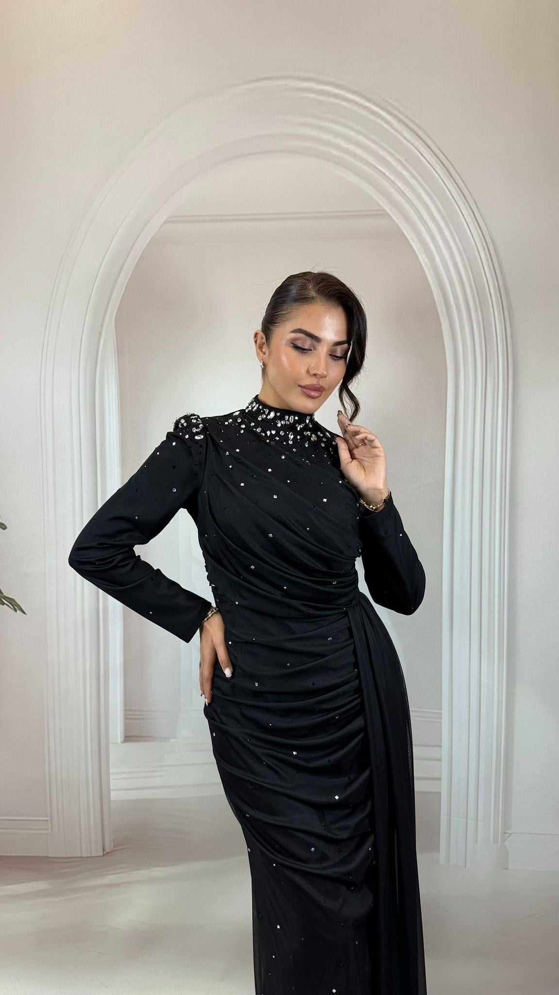 Kristal Taş İşlemeli Draperli Siyah Abiye Elbise