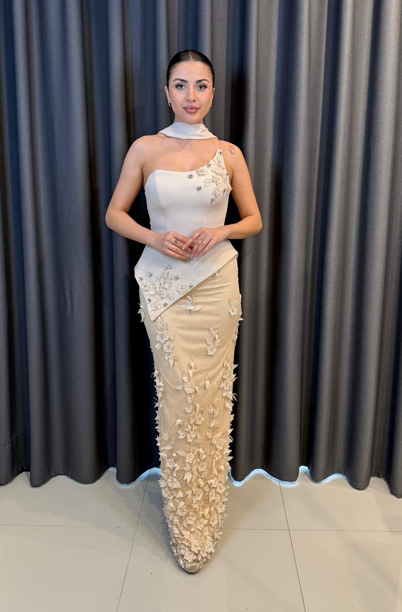 Kristal Taş ve Çiçek Süslemeli Gold Tek Omuz Peplum Abiye Elbise