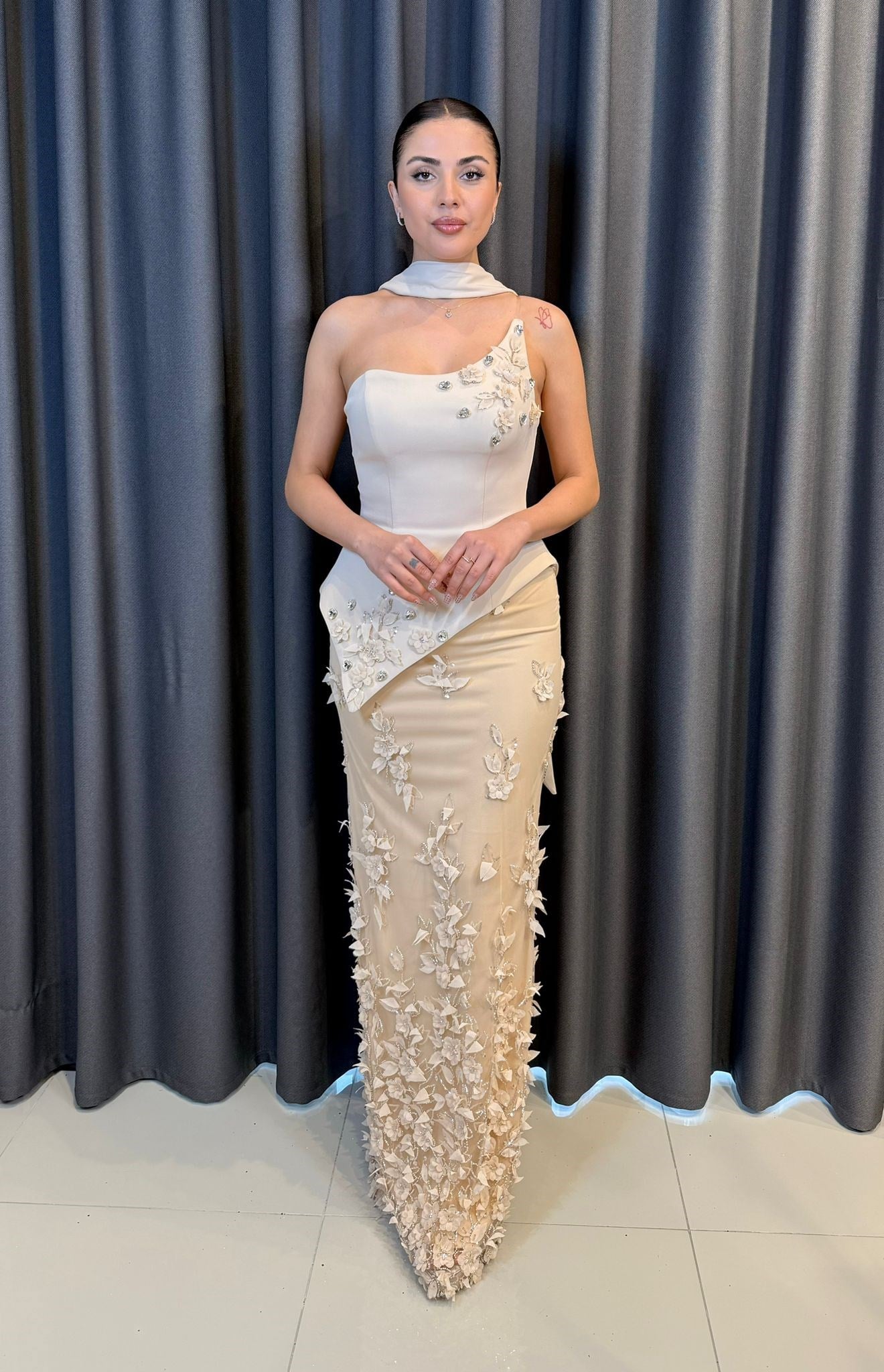 Kristal Taş ve Çiçek Süslemeli Gold Tek Omuz Peplum Abiye Elbise