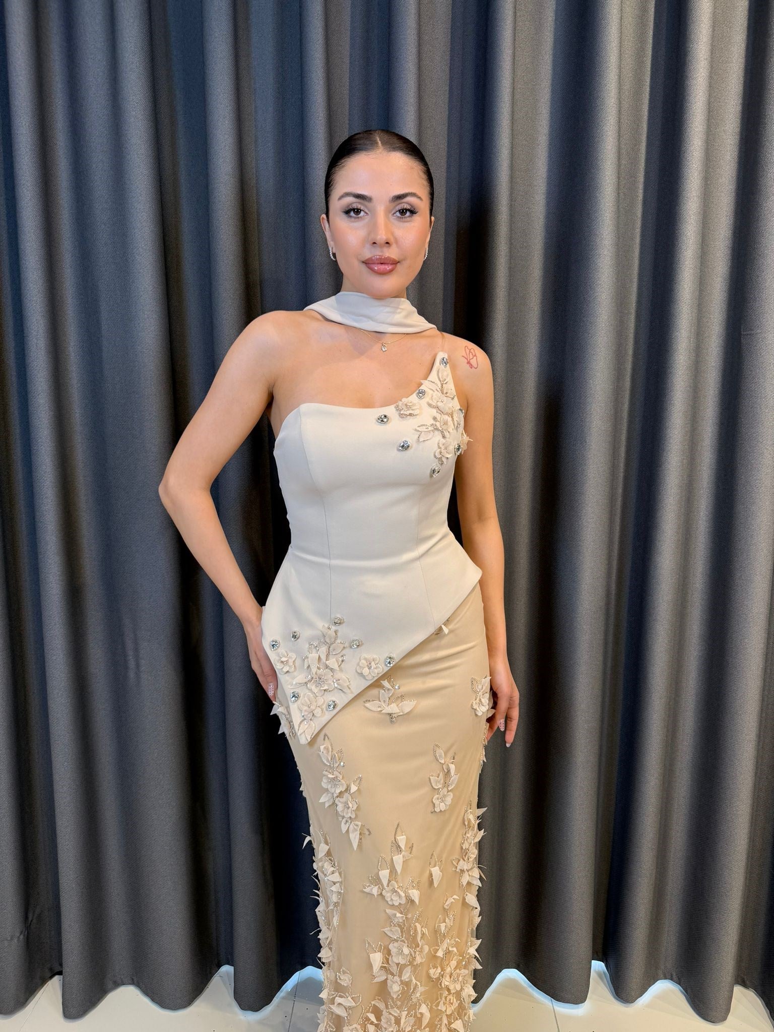 Kristal Taş ve Çiçek Süslemeli Gold Tek Omuz Peplum Abiye Elbise