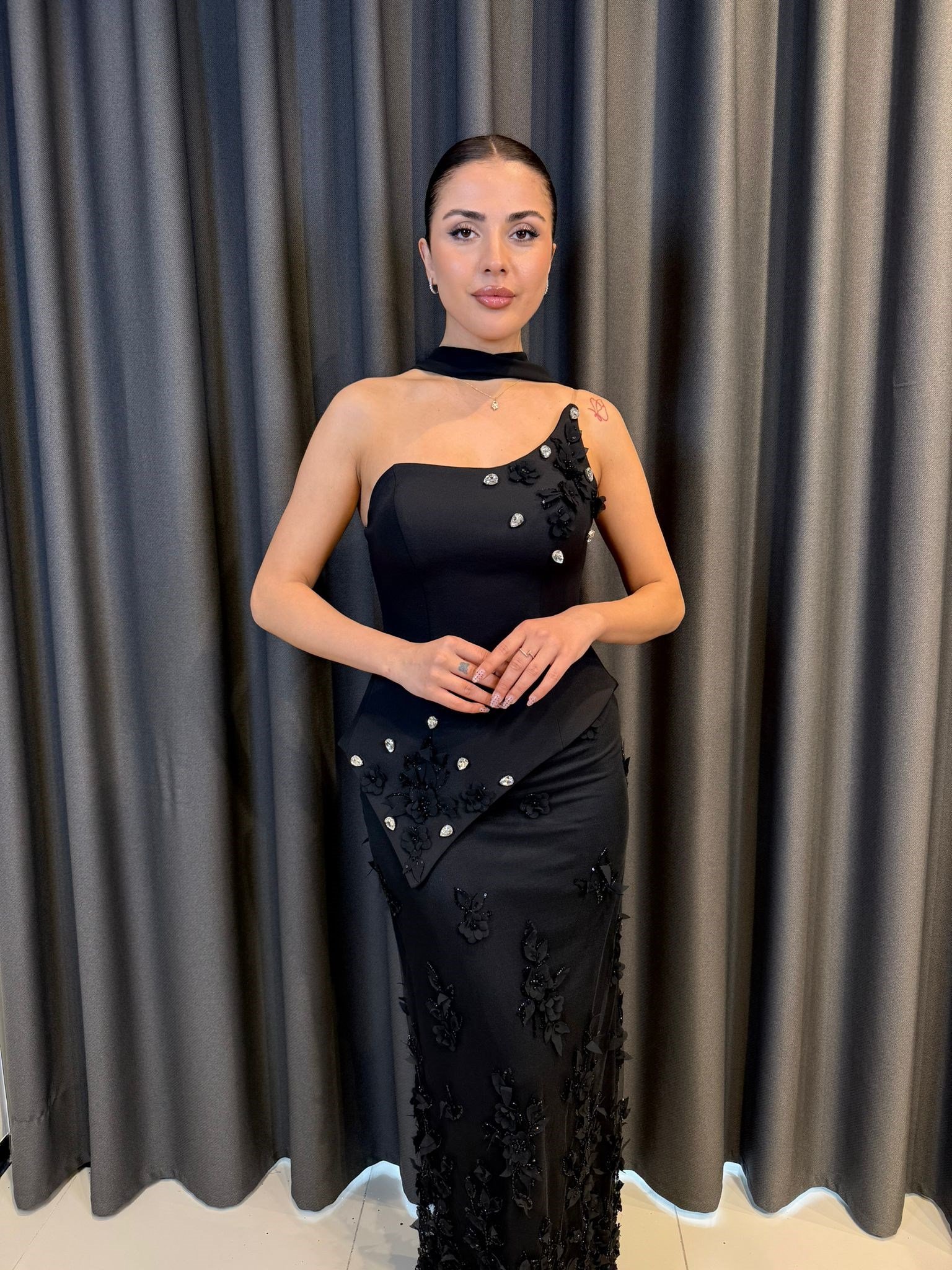 Kristal Taş ve Çiçek Süslemeli Siyah Tek Omuz Peplum Abiye Elbise