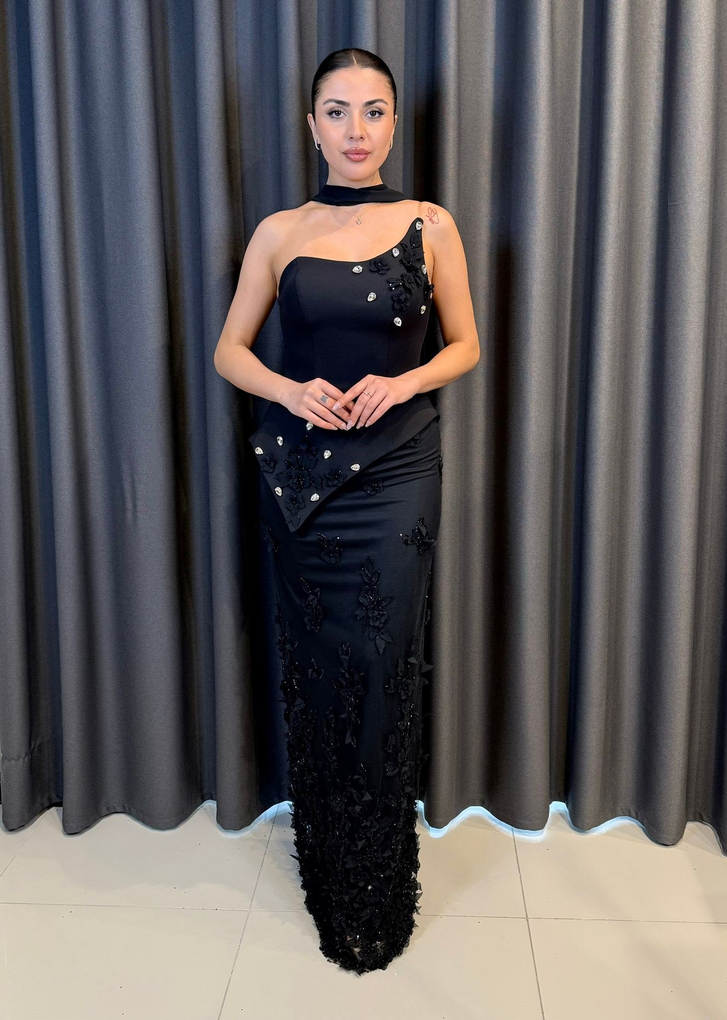 Kristal Taş ve Çiçek Süslemeli Siyah Tek Omuz Peplum Abiye Elbise