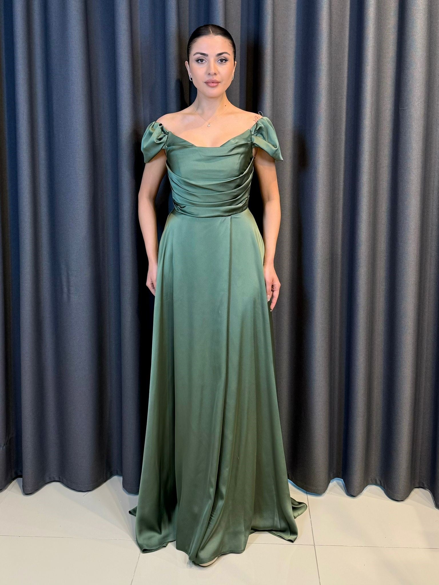Mint Yeşili Saten Düşük Omuz Drape Detaylı Uzun Abiye Elbise