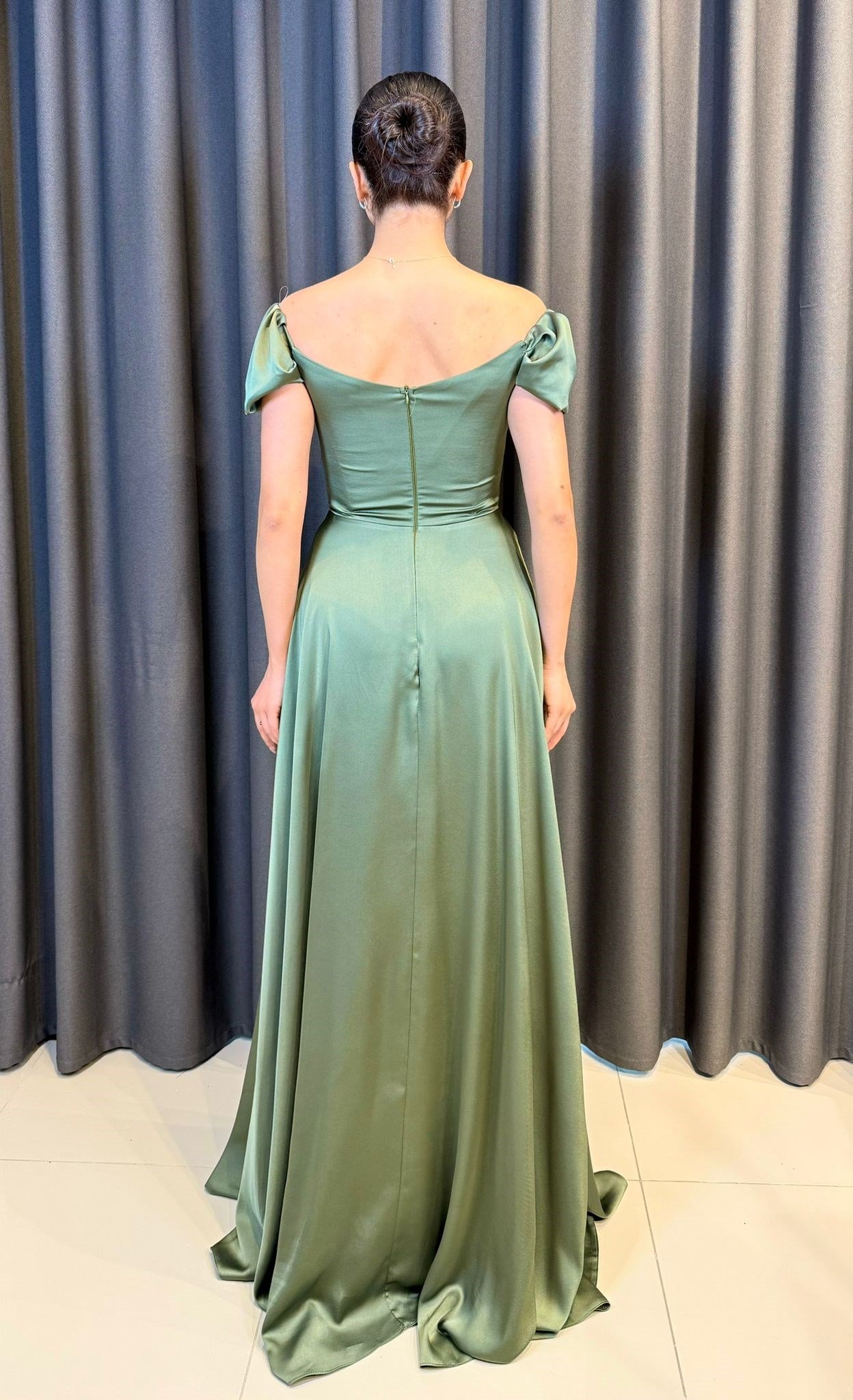 Mint Yeşili Saten Düşük Omuz Drape Detaylı Uzun Abiye Elbise