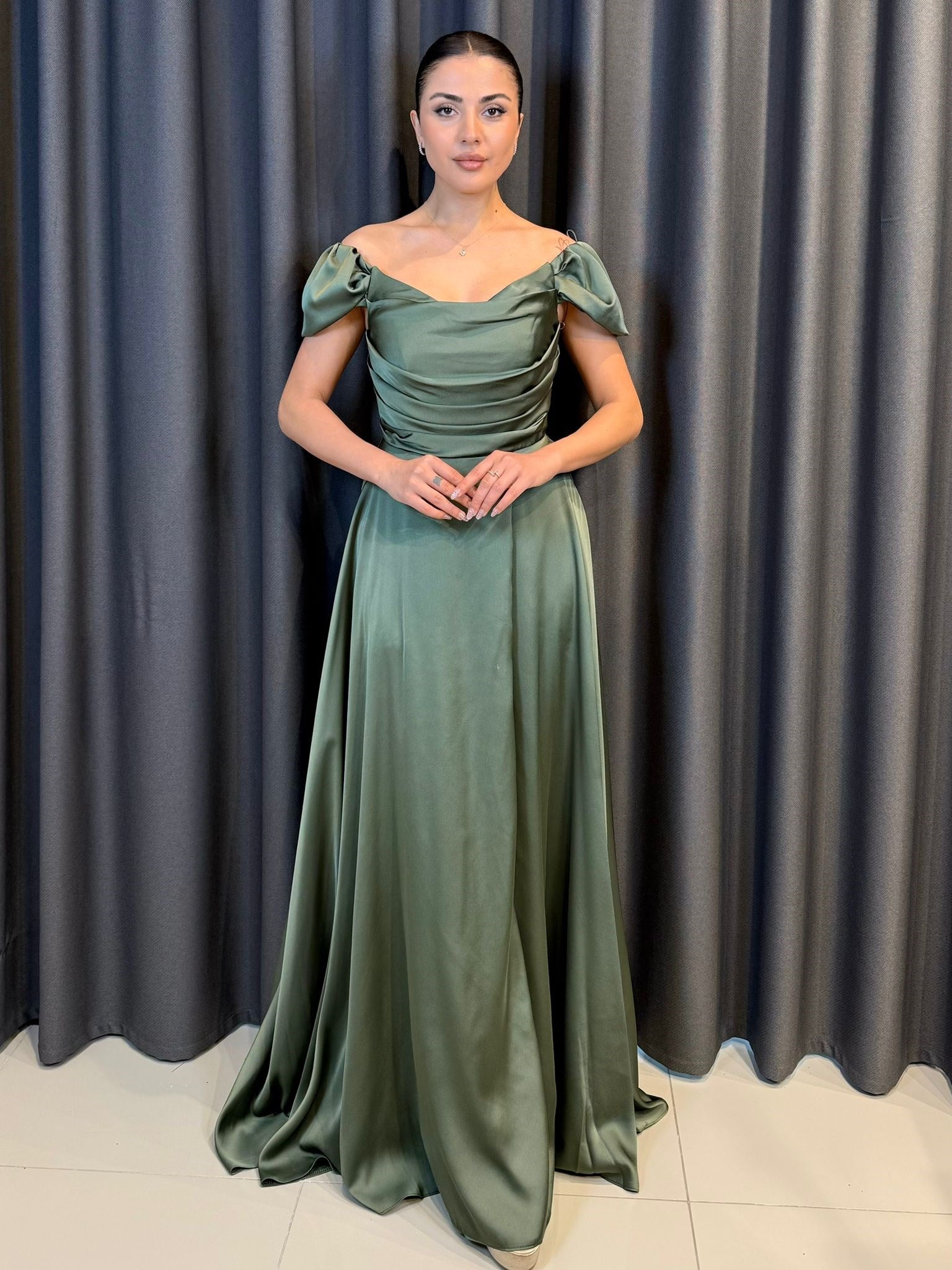 Mint Yeşili Saten Düşük Omuz Drape Detaylı Uzun Abiye Elbise