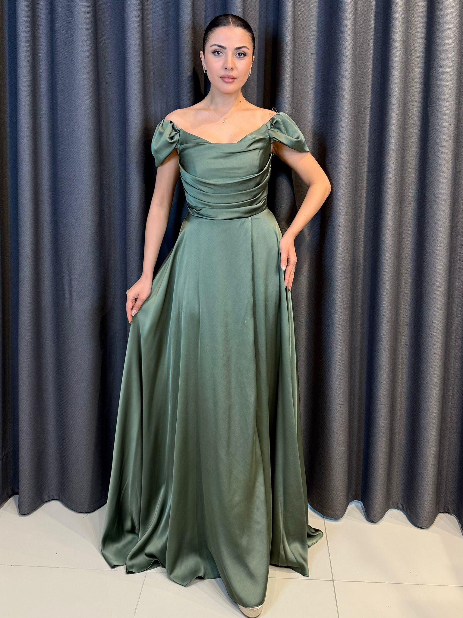 Mint Yeşili Saten Düşük Omuz Drape Detaylı Uzun Abiye Elbise