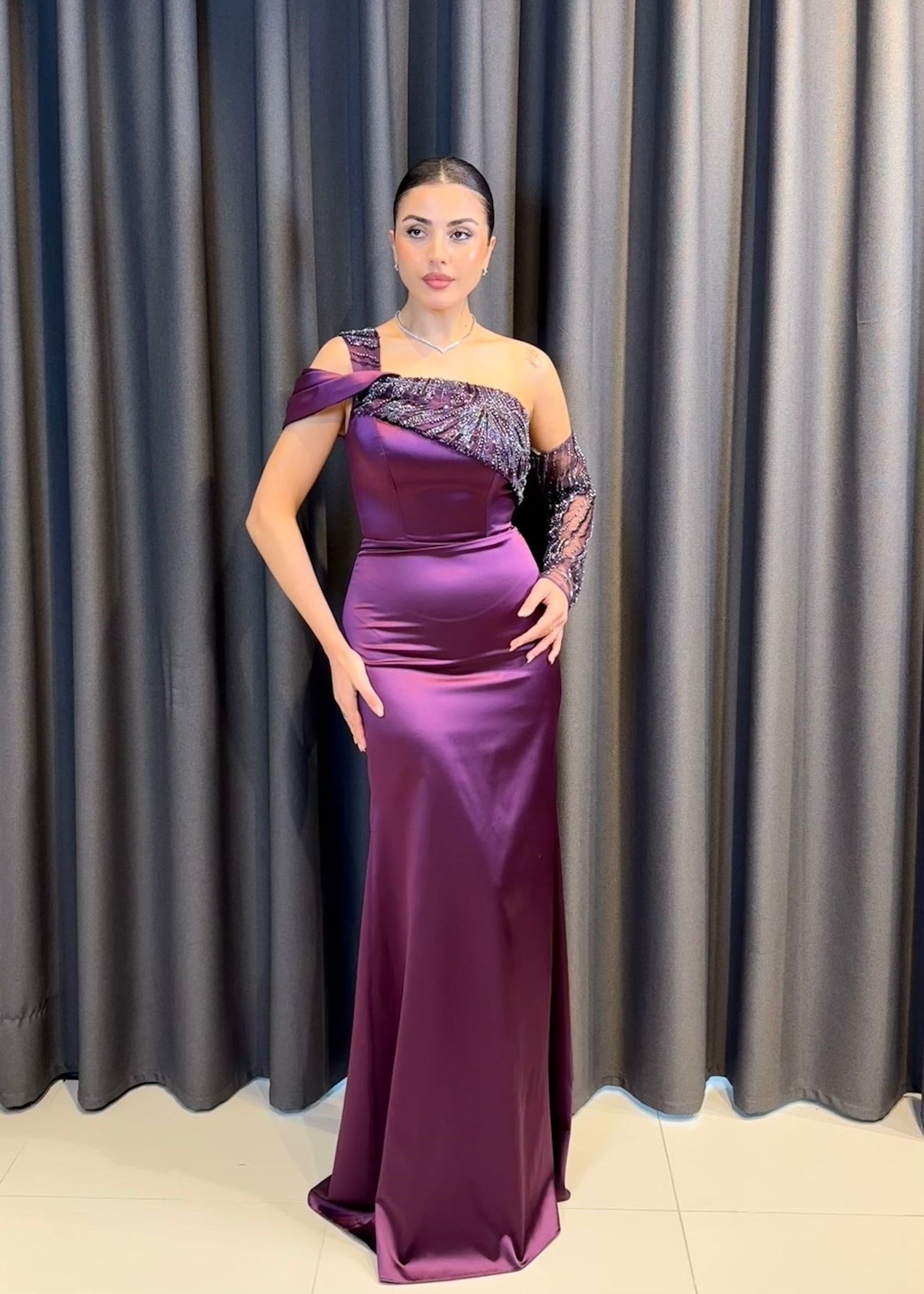 Mürdüm Rengi Asimetrik Kesim Kristal İşlemeli Saten Balık Abiye
